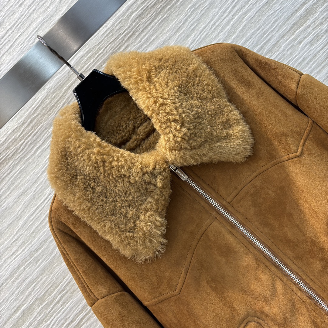 miu家24秋冬机皮绒翻领皮毛一体外套订制羊皮绒面料内衬全羊卷毛简单又高级落肩廓形剪裁恰到好处满满的减龄