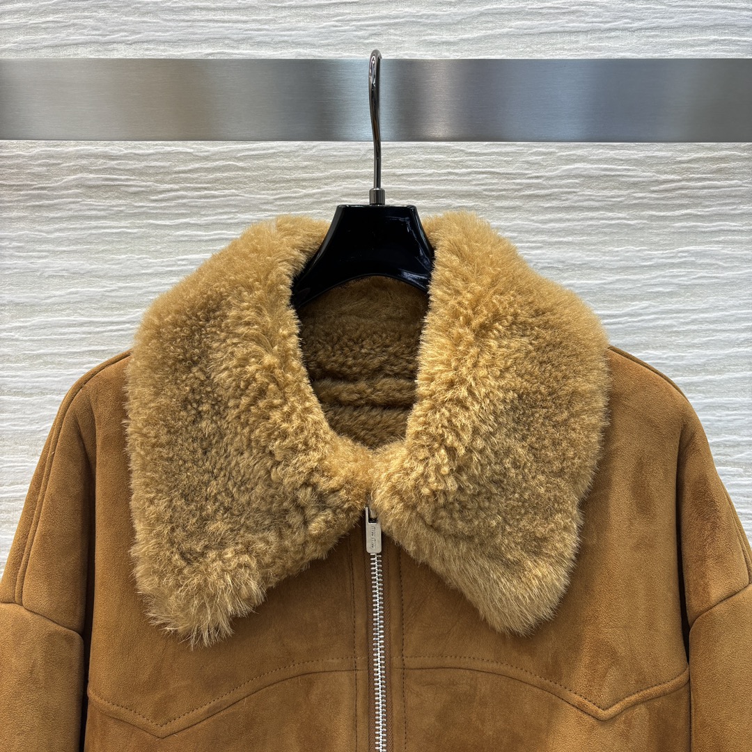 miu家24秋冬机皮绒翻领皮毛一体外套订制羊皮绒面料内衬全羊卷毛简单又高级落肩廓形剪裁恰到好处满满的减龄