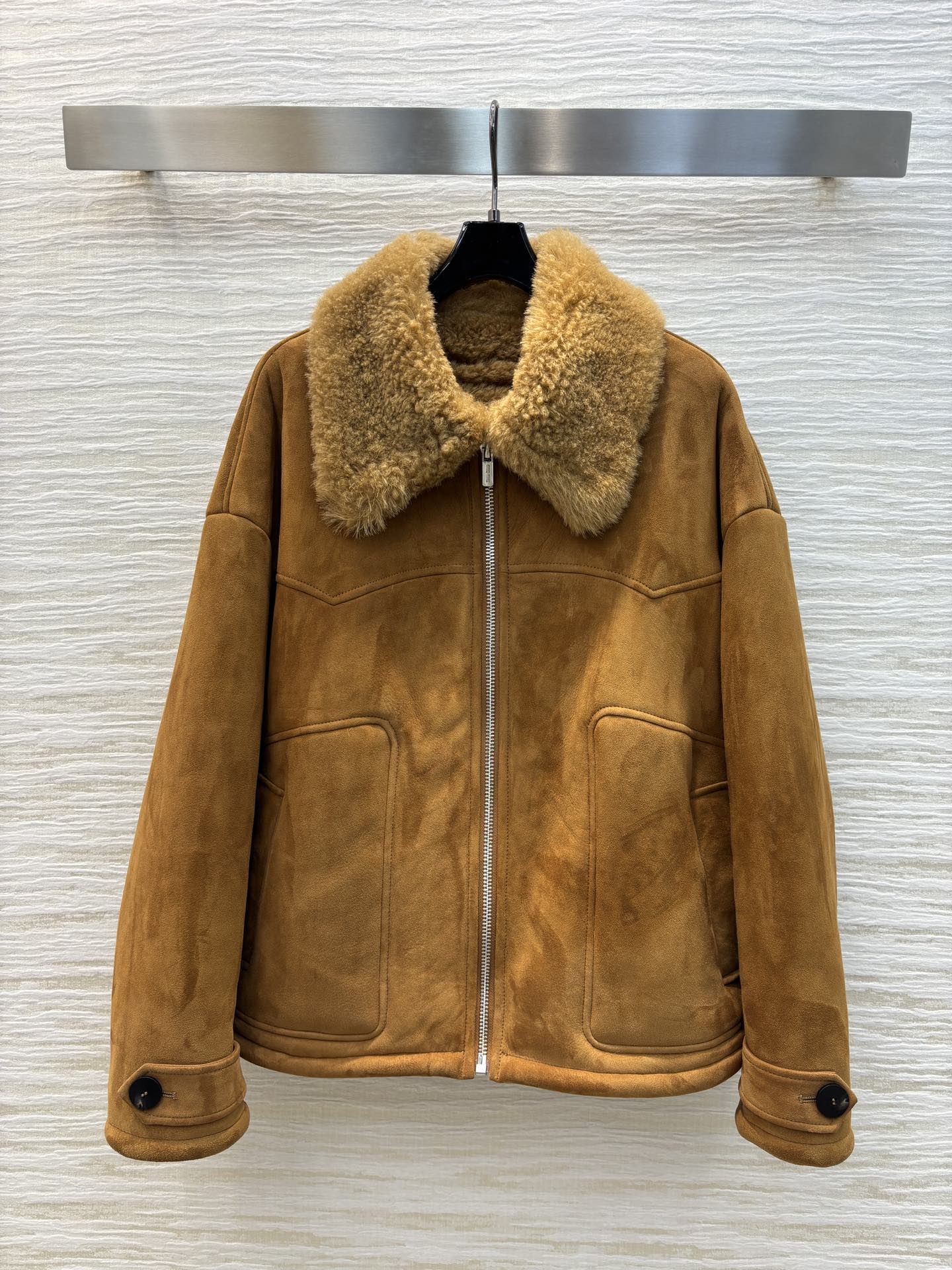 miu家24秋冬机皮绒翻领皮毛一体外套订制羊皮绒面料内衬全羊卷毛简单又高级落肩廓形剪裁恰到好处满满的减龄