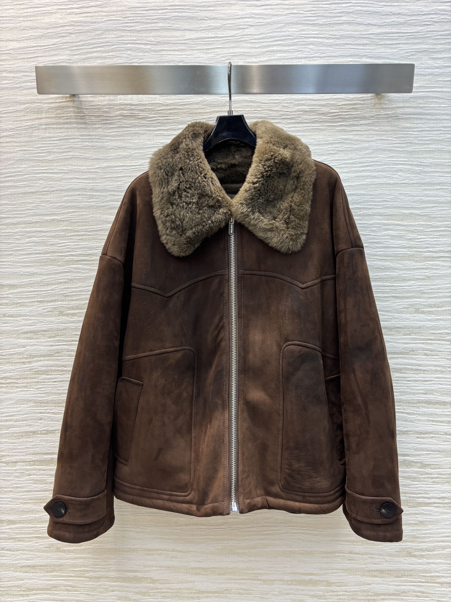 miu家24秋冬机皮绒翻领皮毛一体外套订制羊皮绒面料内衬全羊卷毛简单又高级落肩廓形剪裁恰到好处满满的减龄