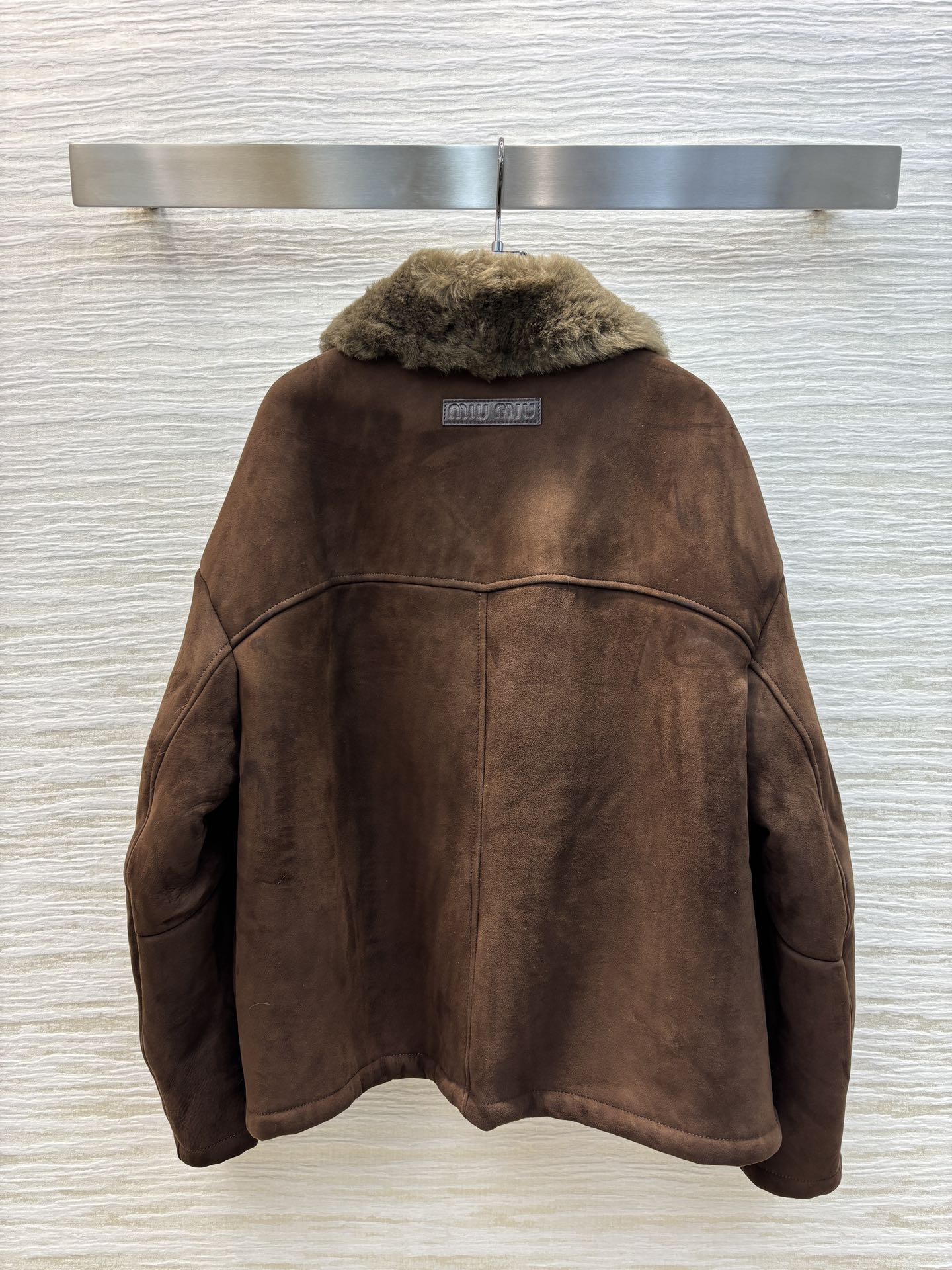 miu家24秋冬机皮绒翻领皮毛一体外套订制羊皮绒面料内衬全羊卷毛简单又高级落肩廓形剪裁恰到好处满满的减龄