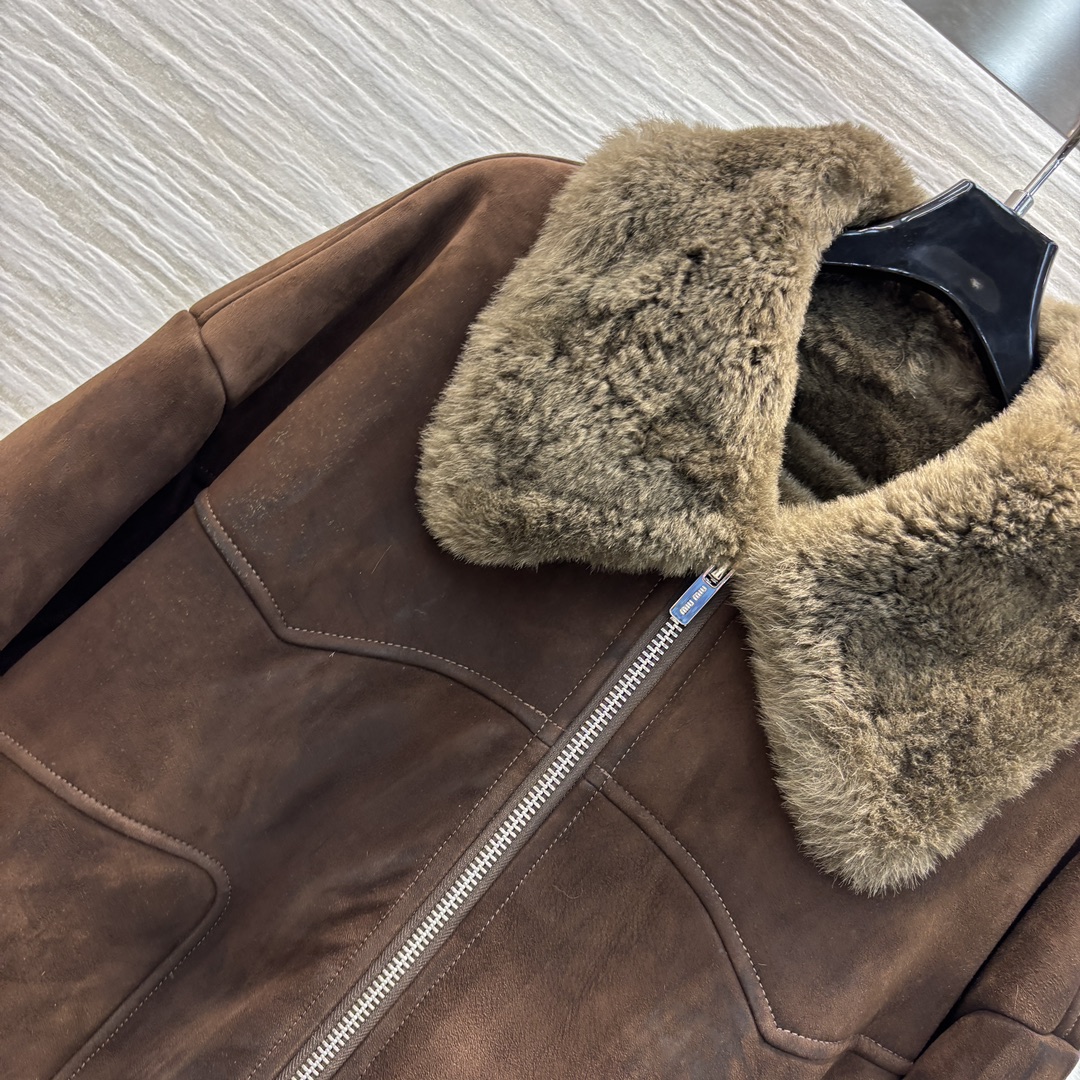 miu家24秋冬机皮绒翻领皮毛一体外套订制羊皮绒面料内衬全羊卷毛简单又高级落肩廓形剪裁恰到好处满满的减龄