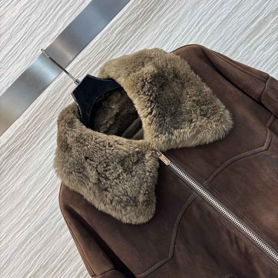 miu家24秋冬机皮绒翻领皮毛一体外套订制羊皮绒面料内衬全羊卷毛简单又高级落肩廓形剪裁恰到好处满满的减龄