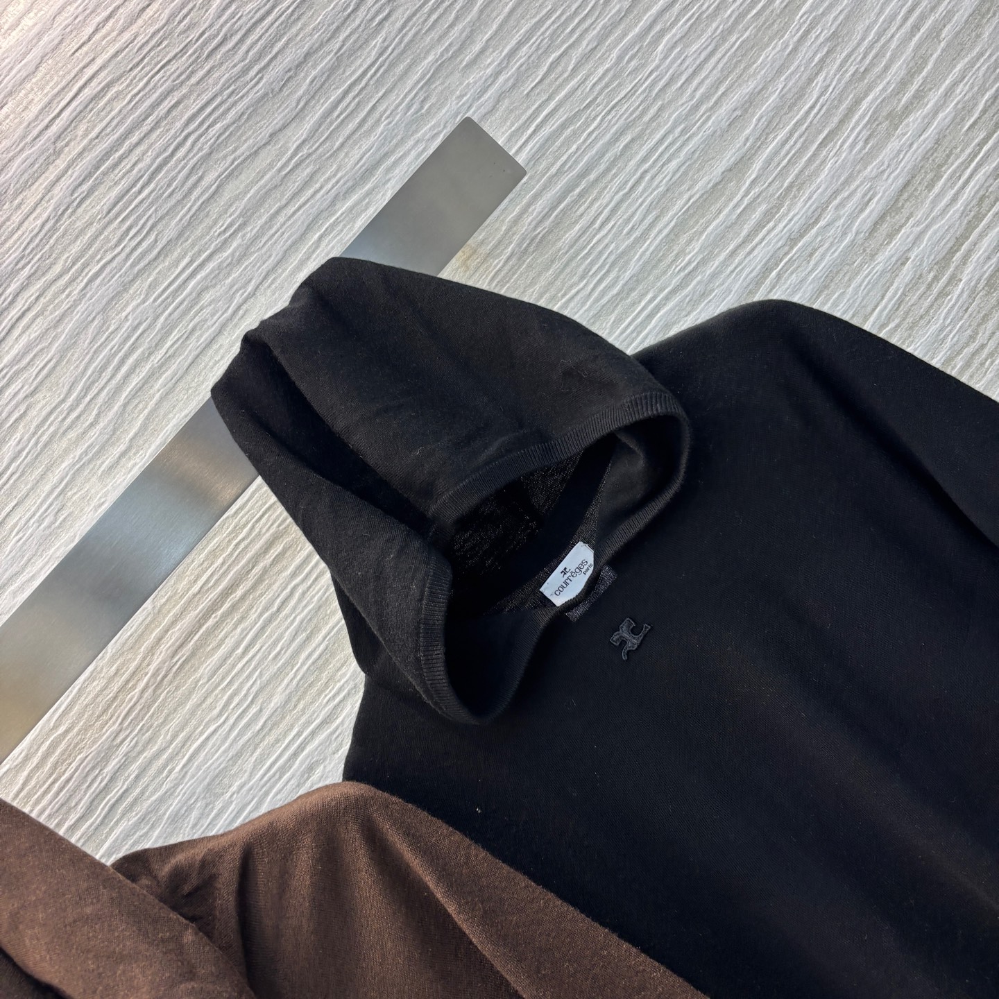 Versatile Female Suit with Hood Knitting: Courreges Spring Collection Highlights Simplistic Style - 图片 2