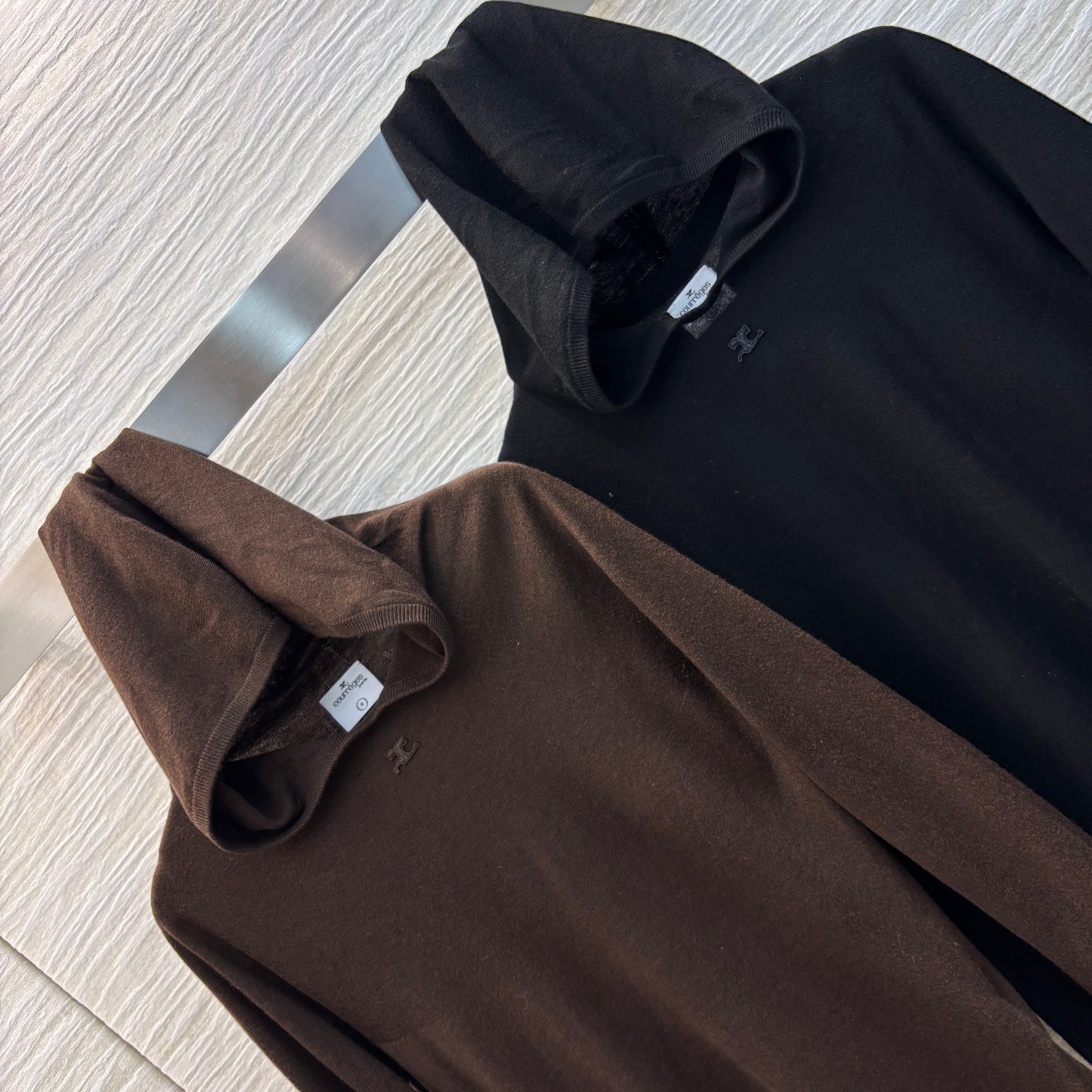 Versatile Female Suit with Hood Knitting: Courreges Spring Collection Highlights Simplistic Style - 图片 4