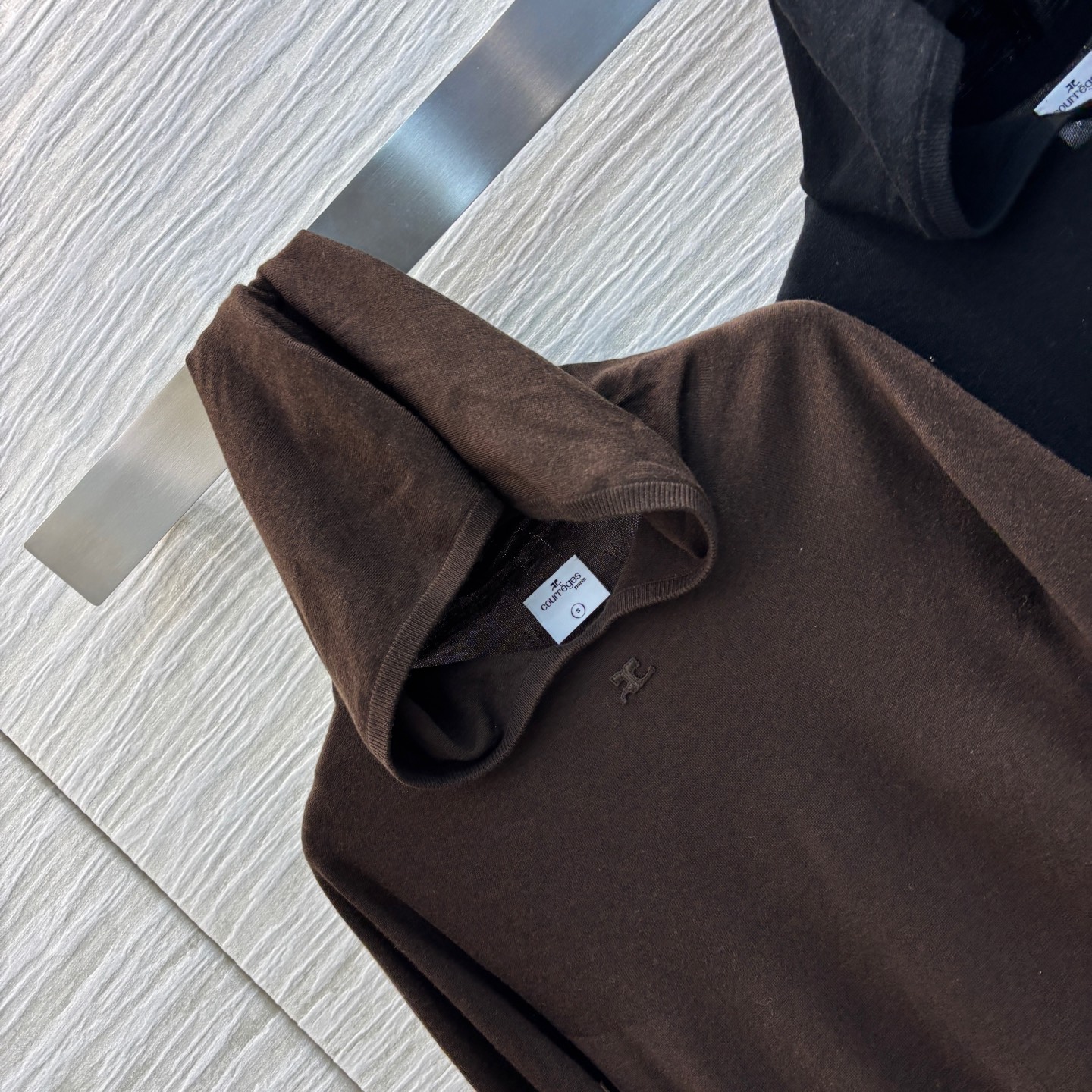 Versatile Female Suit with Hood Knitting: Courreges Spring Collection Highlights Simplistic Style - 图片 3