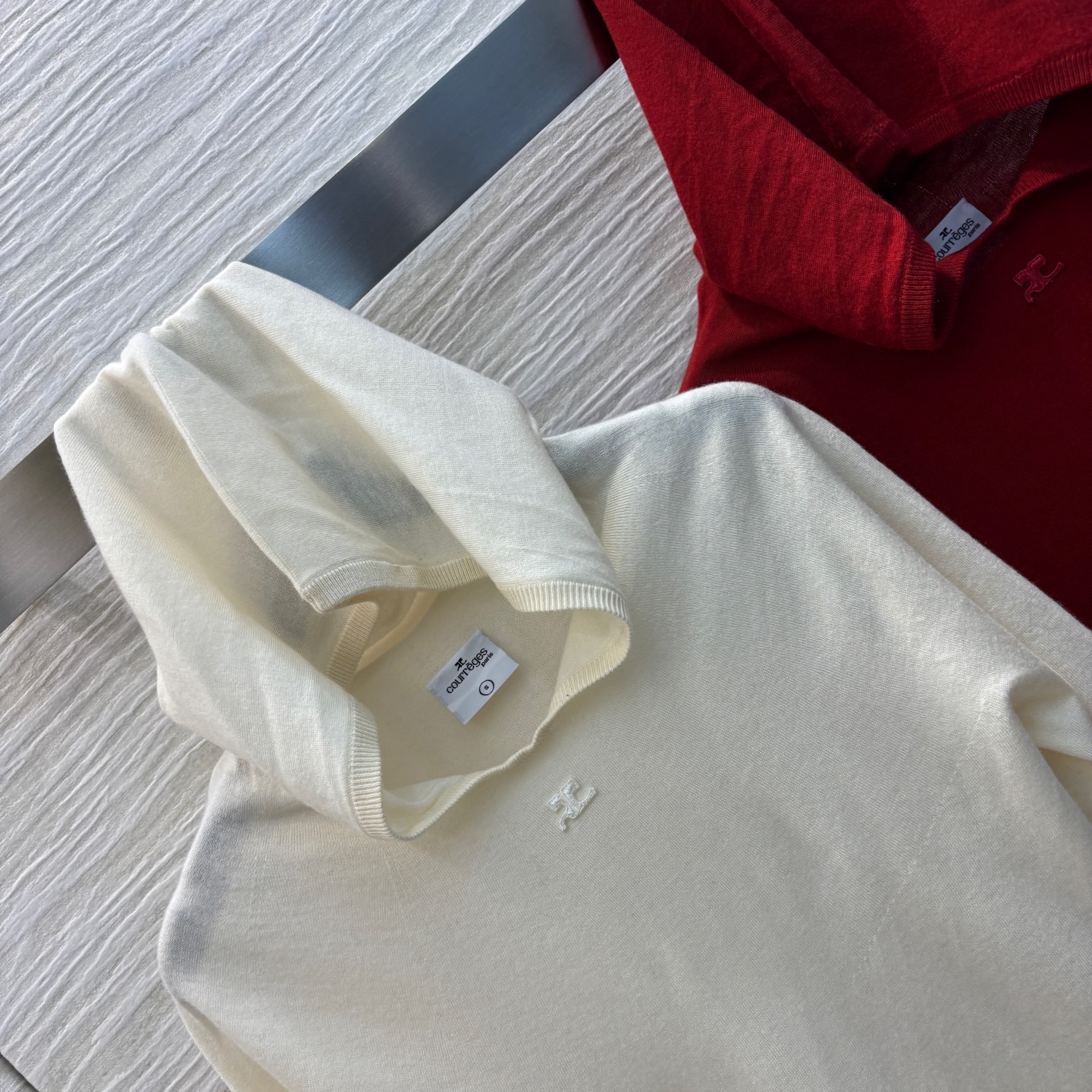 Courreges’ Versatile One-Size-Fits-All Female Suit with Unique Knit Details - 图片 2