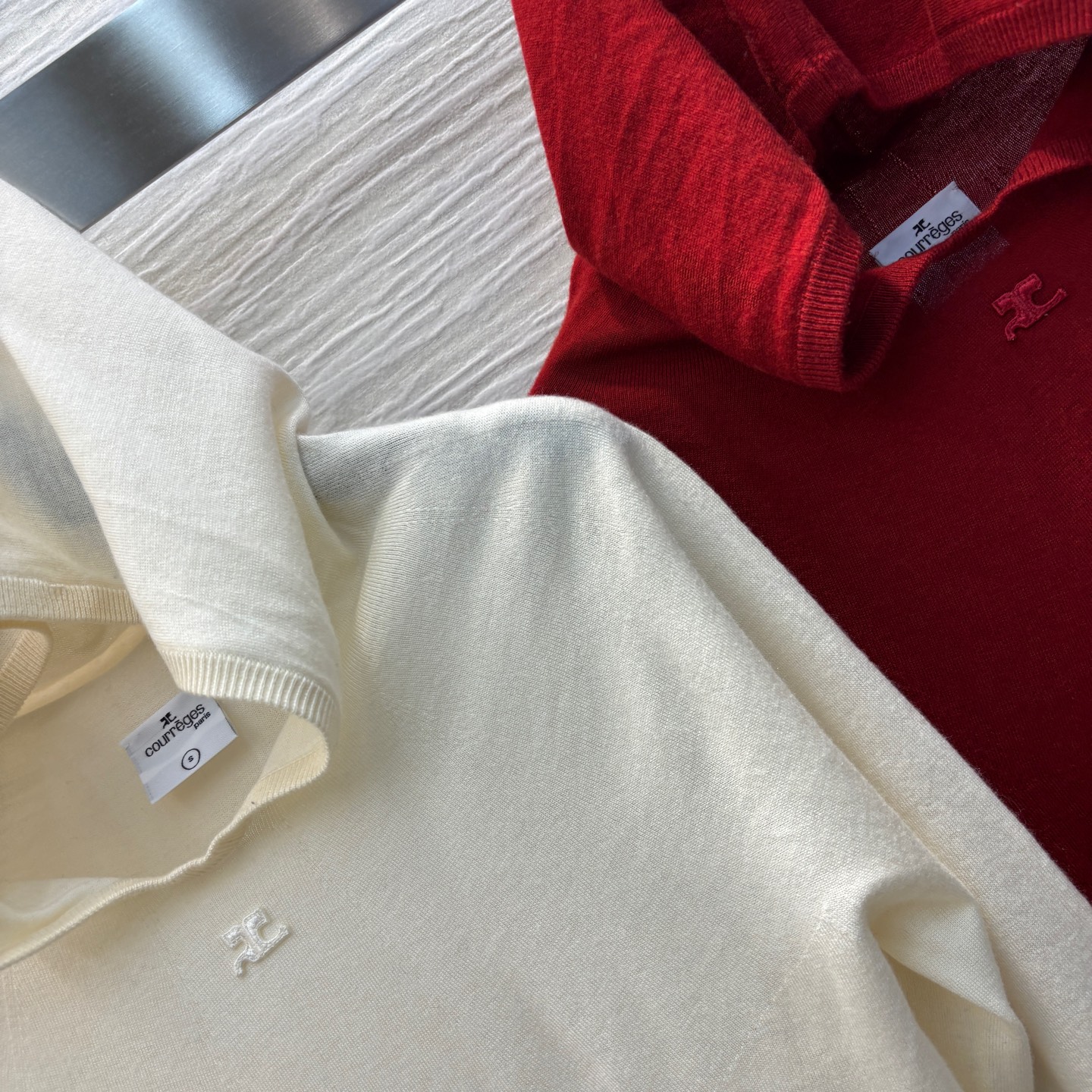 Courreges’ Versatile One-Size-Fits-All Female Suit with Unique Knit Details - 图片 4