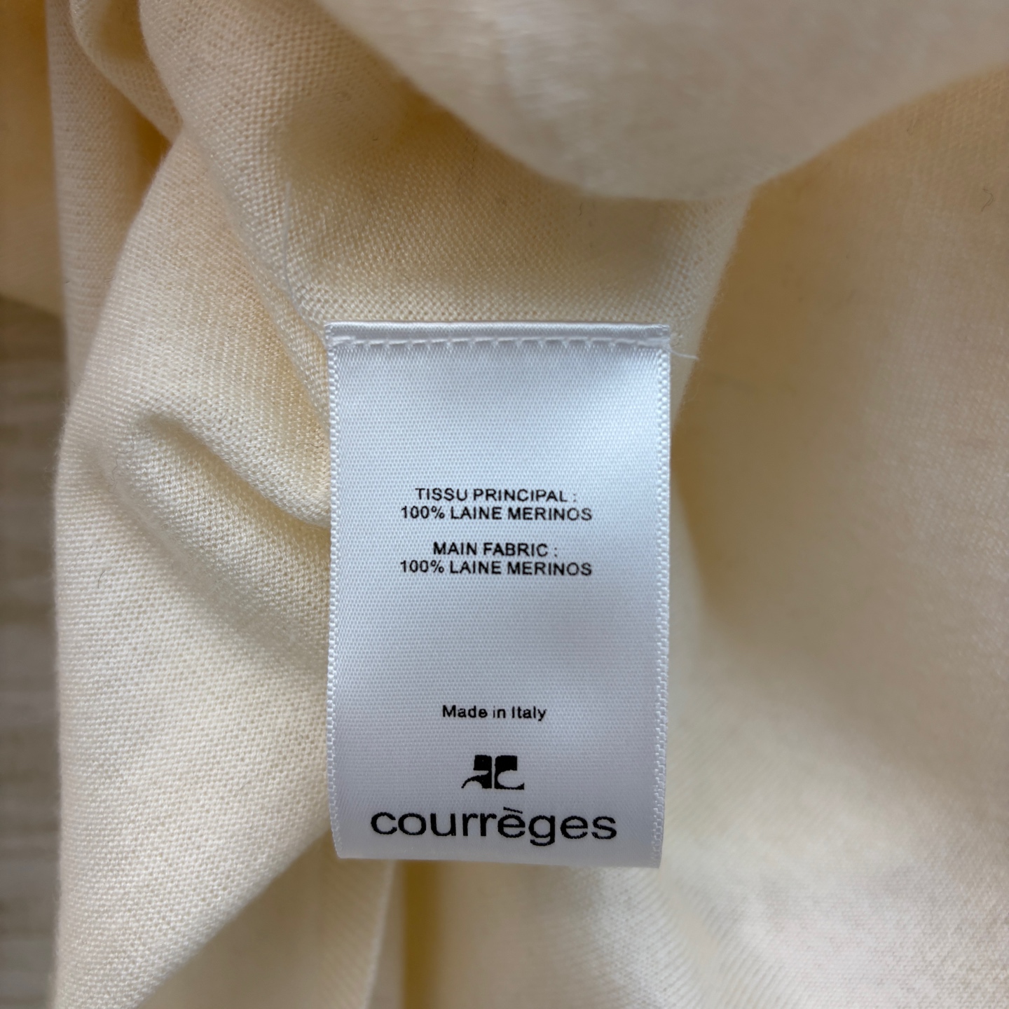 Courreges’ Versatile One-Size-Fits-All Female Suit with Unique Knit Details - 图片 9