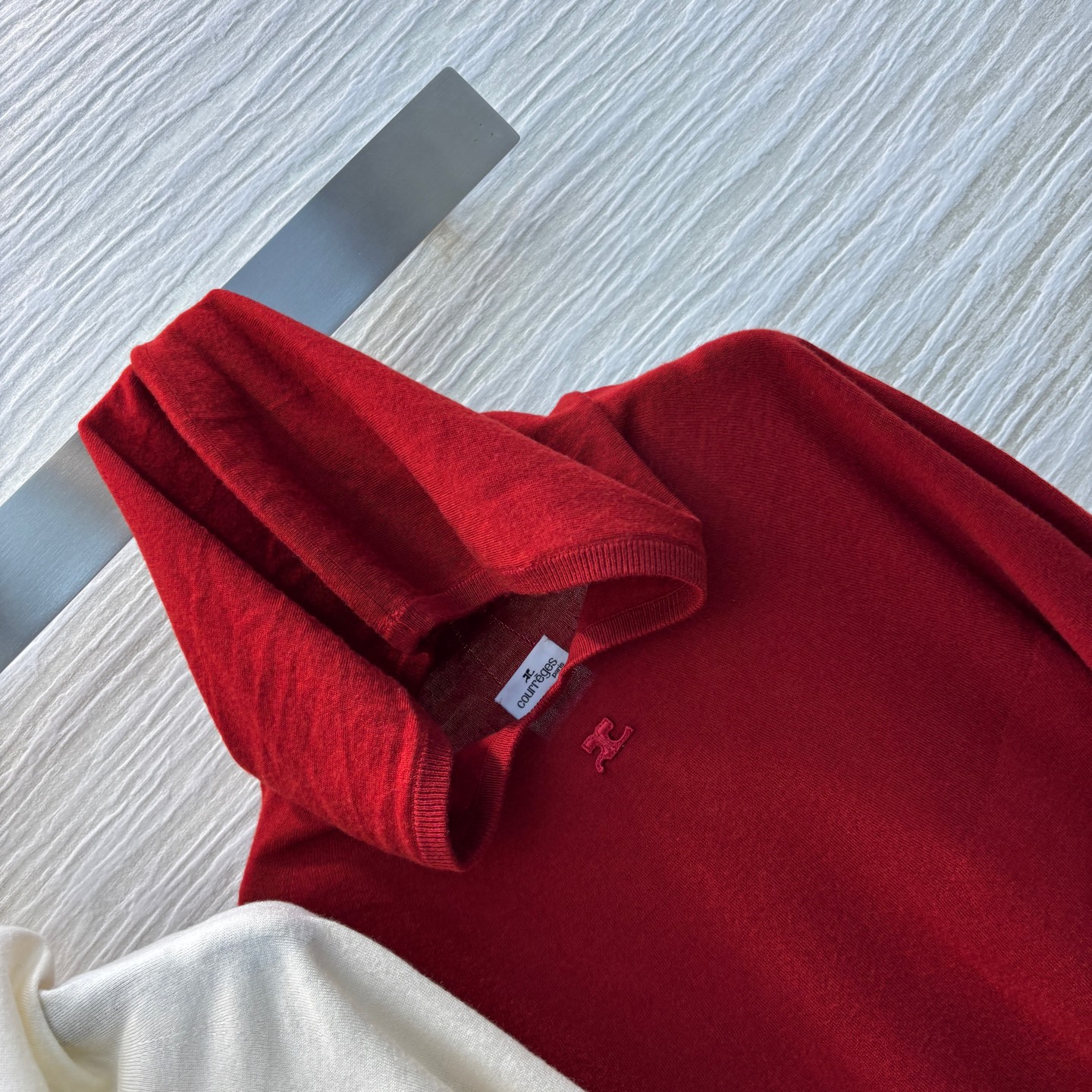 Courreges’ Versatile One-Size-Fits-All Female Suit with Unique Knit Details - 图片 3