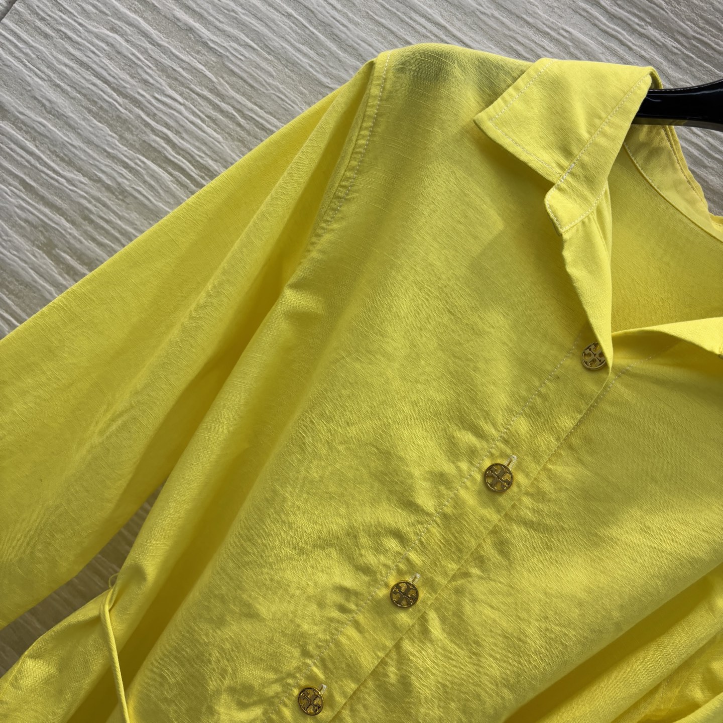 Stylish Spring-Summer Dress Set by Tory Bur*h: Linen Shirt with Belt - 图片 3