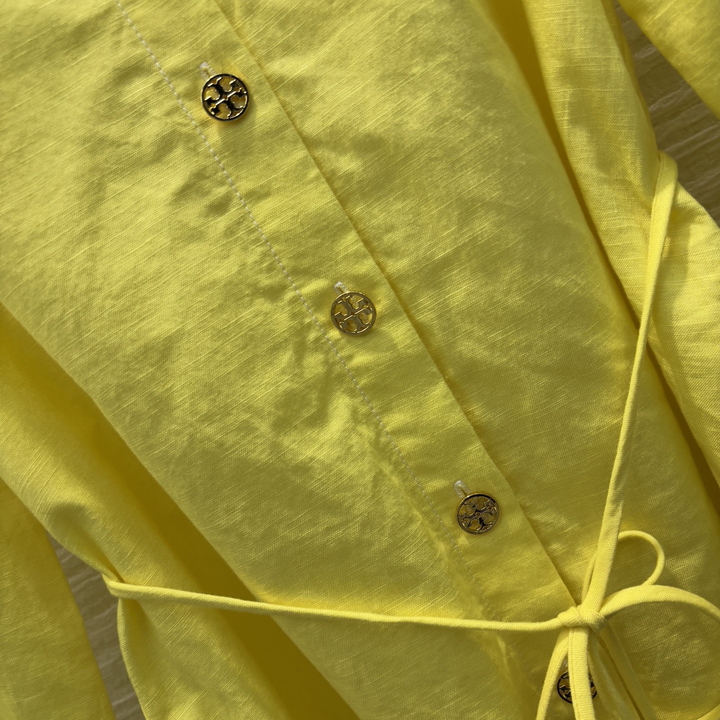 Stylish Spring-Summer Dress Set by Tory Bur*h: Linen Shirt with Belt - 图片 5