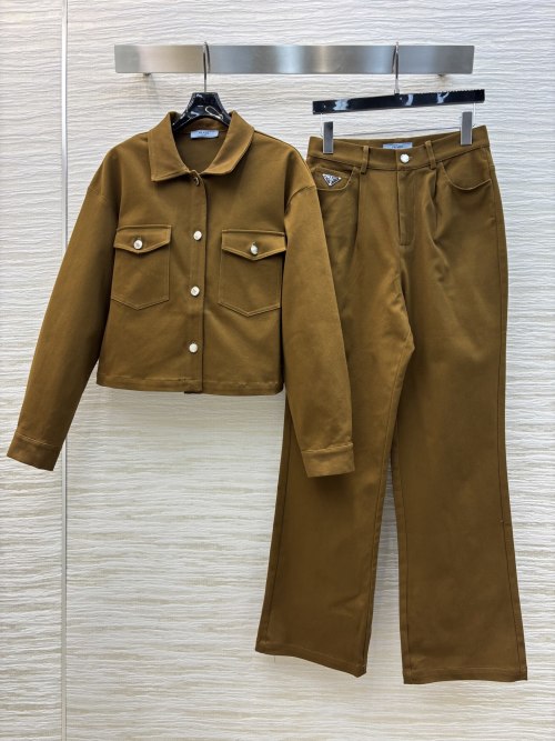 Elegante Conjunto Prada: Camisa con Solapa y Pantalón Recto en Color Caqui 1 Elegante Conjunto Prada: Camisa con Solapa y Pantalón Recto en Color Caqui