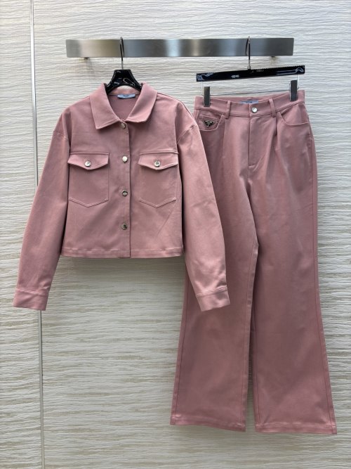 Ensemble Prada Rose Pâle: Chemise à Revers et Pantalon Droit, Chic et Confortable 1 Ensemble Prada Rose Pâle: Chemise à Revers et Pantalon Droit, Chic et Confortable