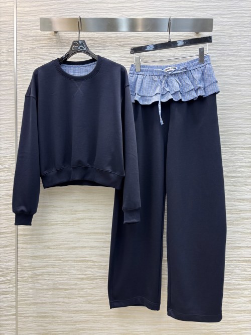 Miu Miu Navy Trainingspak met Kanten Details - Stijlvol en Comfortabel 1 Miu Miu Navy Trainingspak met Kanten Details - Stijlvol en Comfortabel