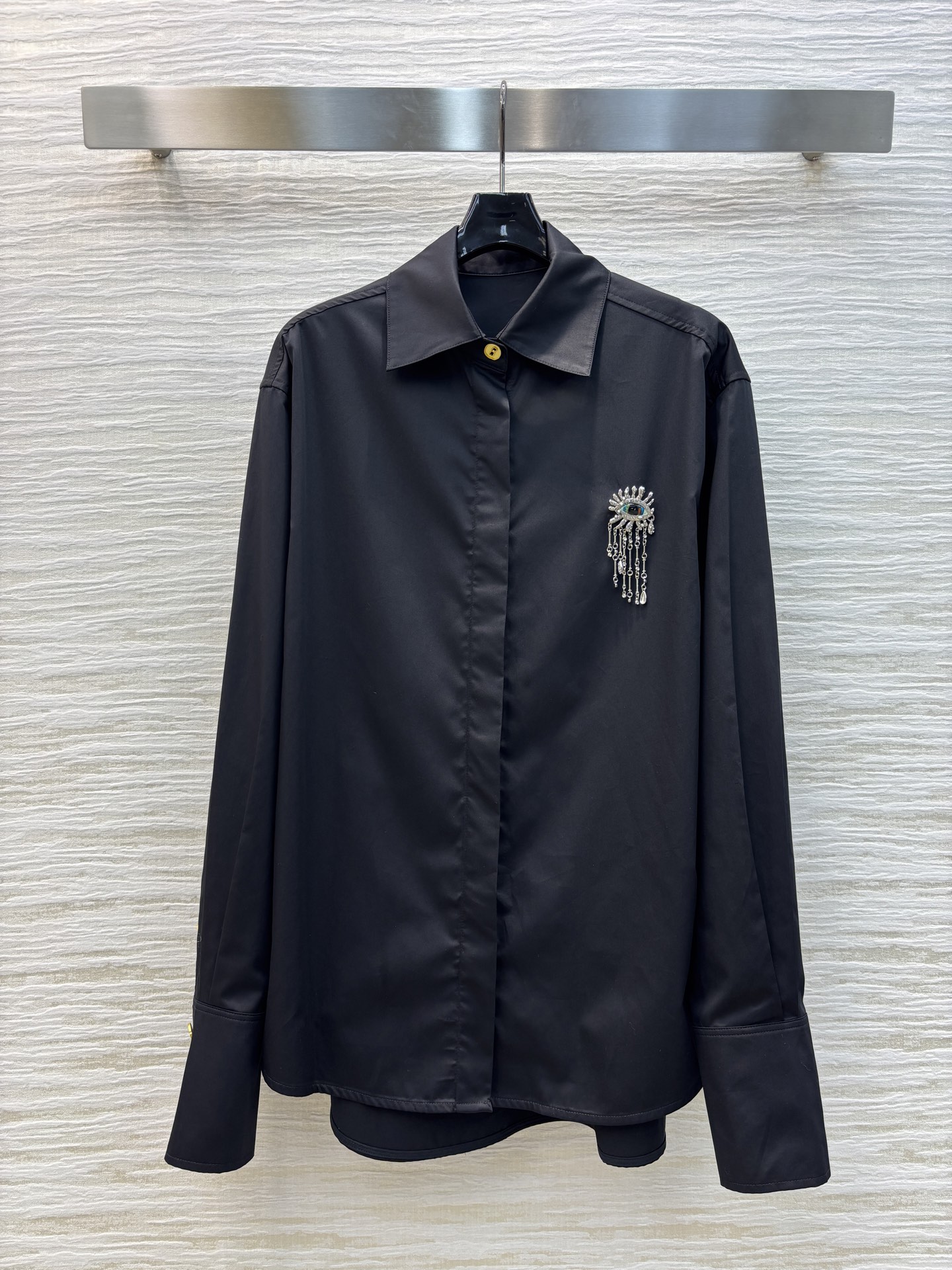 Sch家 25春夏新款 翻领水钻雨淋眼睛胸针装饰衬衫 胸针纯手工制作 非常精细   前短后长宽松版型 简