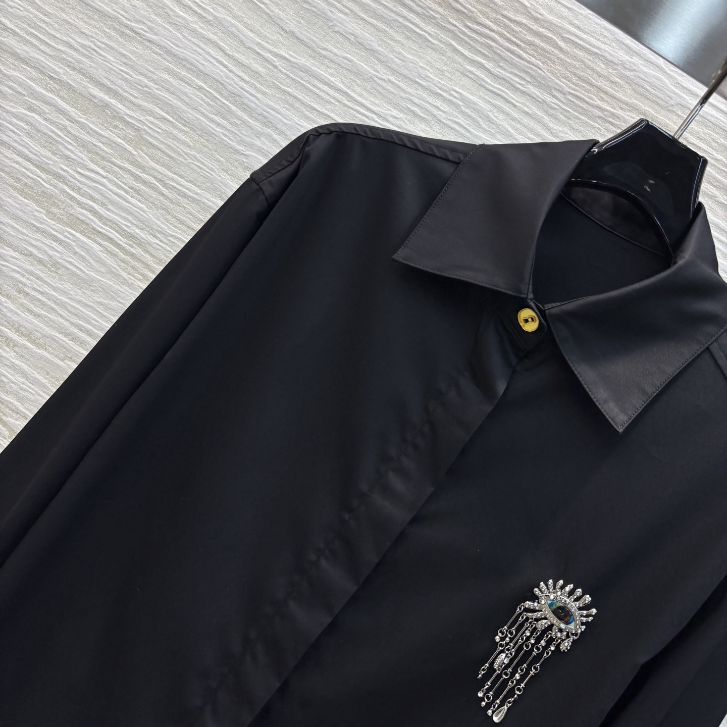 Sch家 25春夏新款 翻领水钻雨淋眼睛胸针装饰衬衫 胸针纯手工制作 非常精细   前短后长宽松版型 简