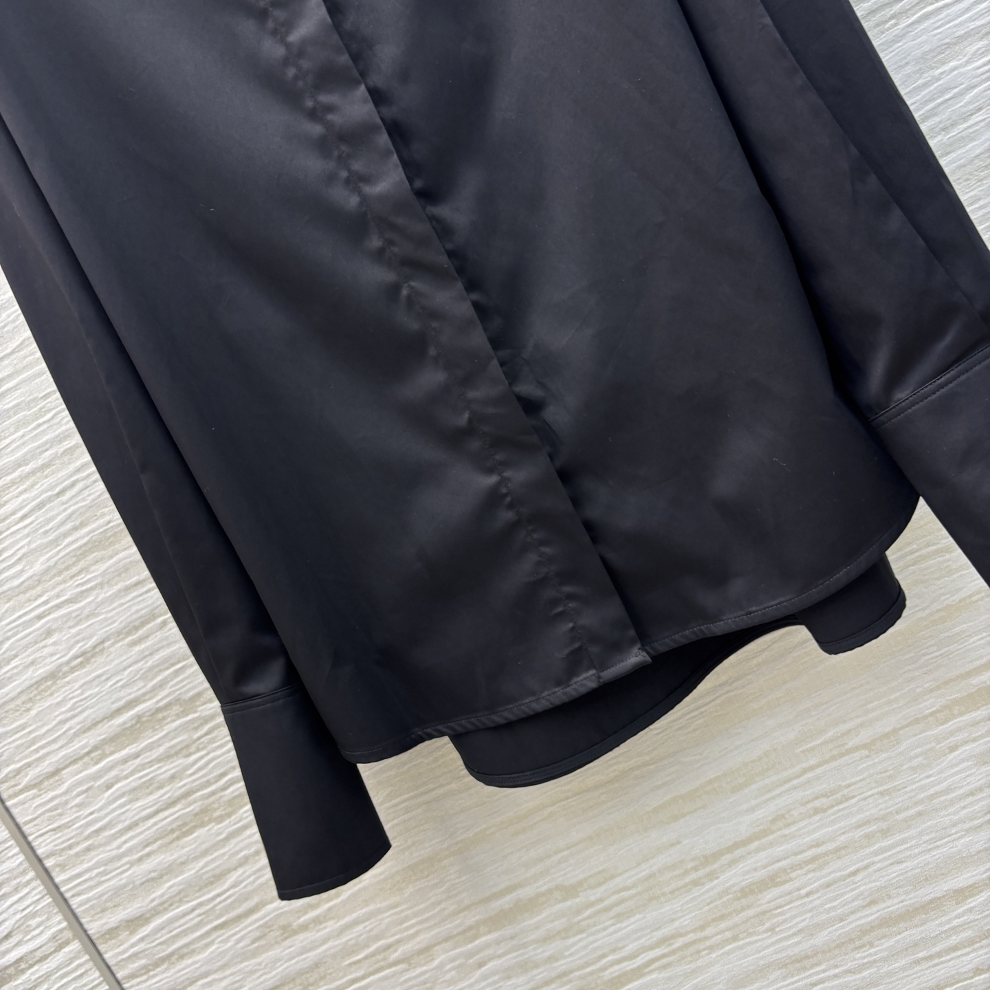 Sch家 25春夏新款 翻领水钻雨淋眼睛胸针装饰衬衫 胸针纯手工制作 非常精细   前短后长宽松版型 简