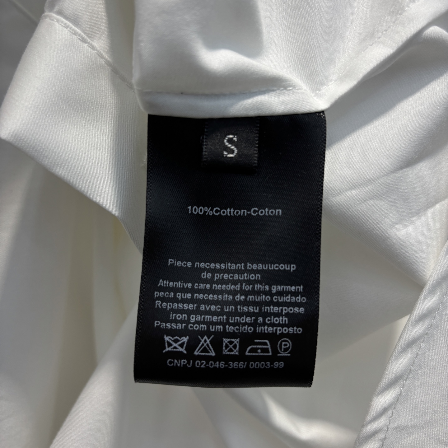 Sch家 25春夏新款 翻领水钻雨淋眼睛胸针装饰衬衫 胸针纯手工制作 非常精细   前短后长宽松版型 简