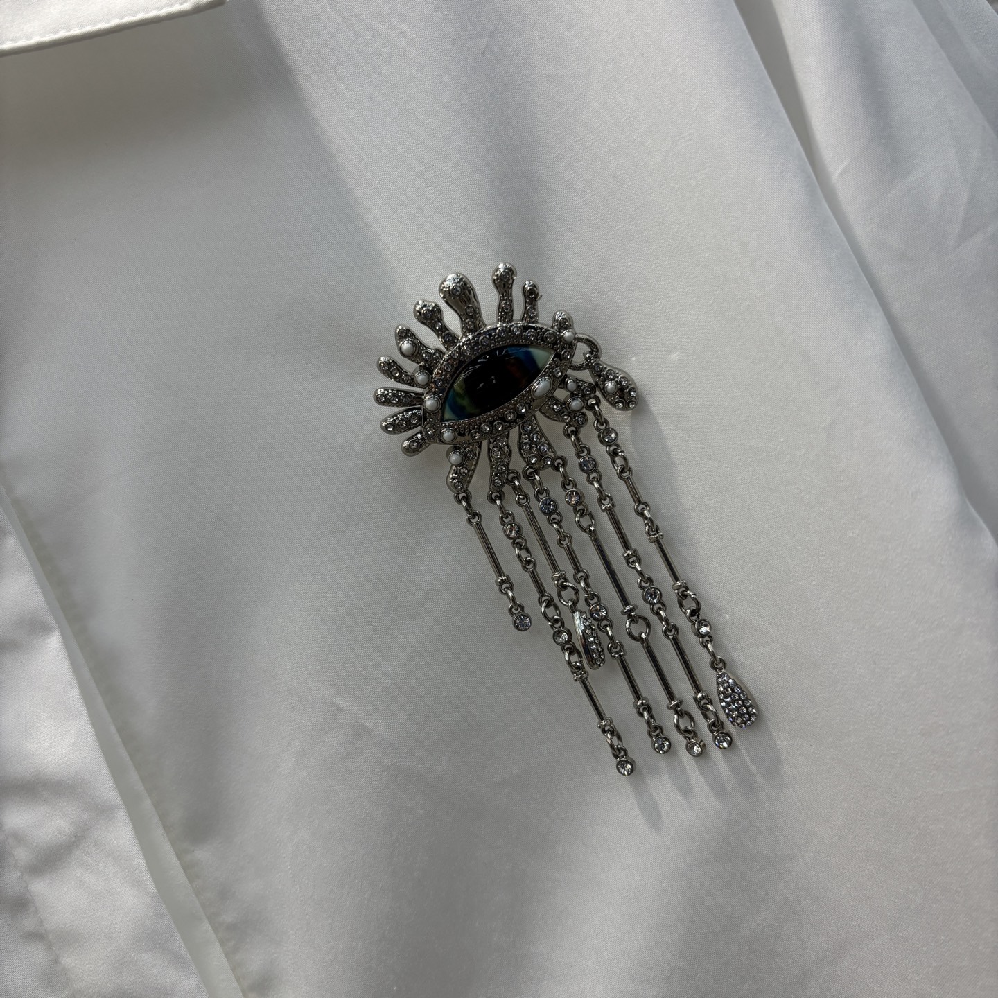 Sch家 25春夏新款 翻领水钻雨淋眼睛胸针装饰衬衫 胸针纯手工制作 非常精细   前短后长宽松版型 简