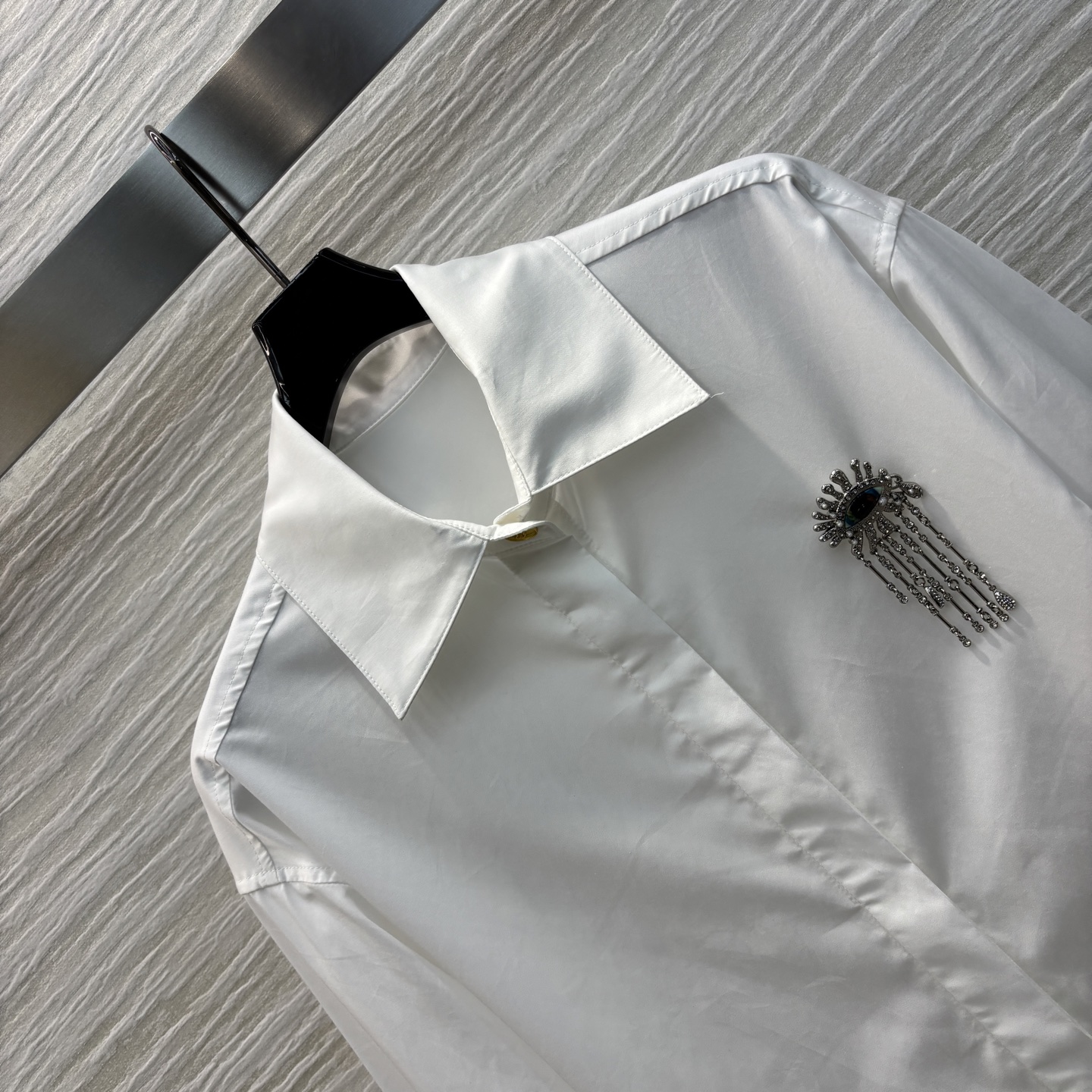 Sch家 25春夏新款 翻领水钻雨淋眼睛胸针装饰衬衫 胸针纯手工制作 非常精细   前短后长宽松版型 简