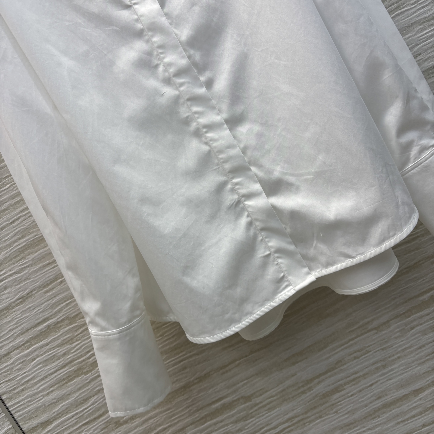 Sch家 25春夏新款 翻领水钻雨淋眼睛胸针装饰衬衫 胸针纯手工制作 非常精细   前短后长宽松版型 简