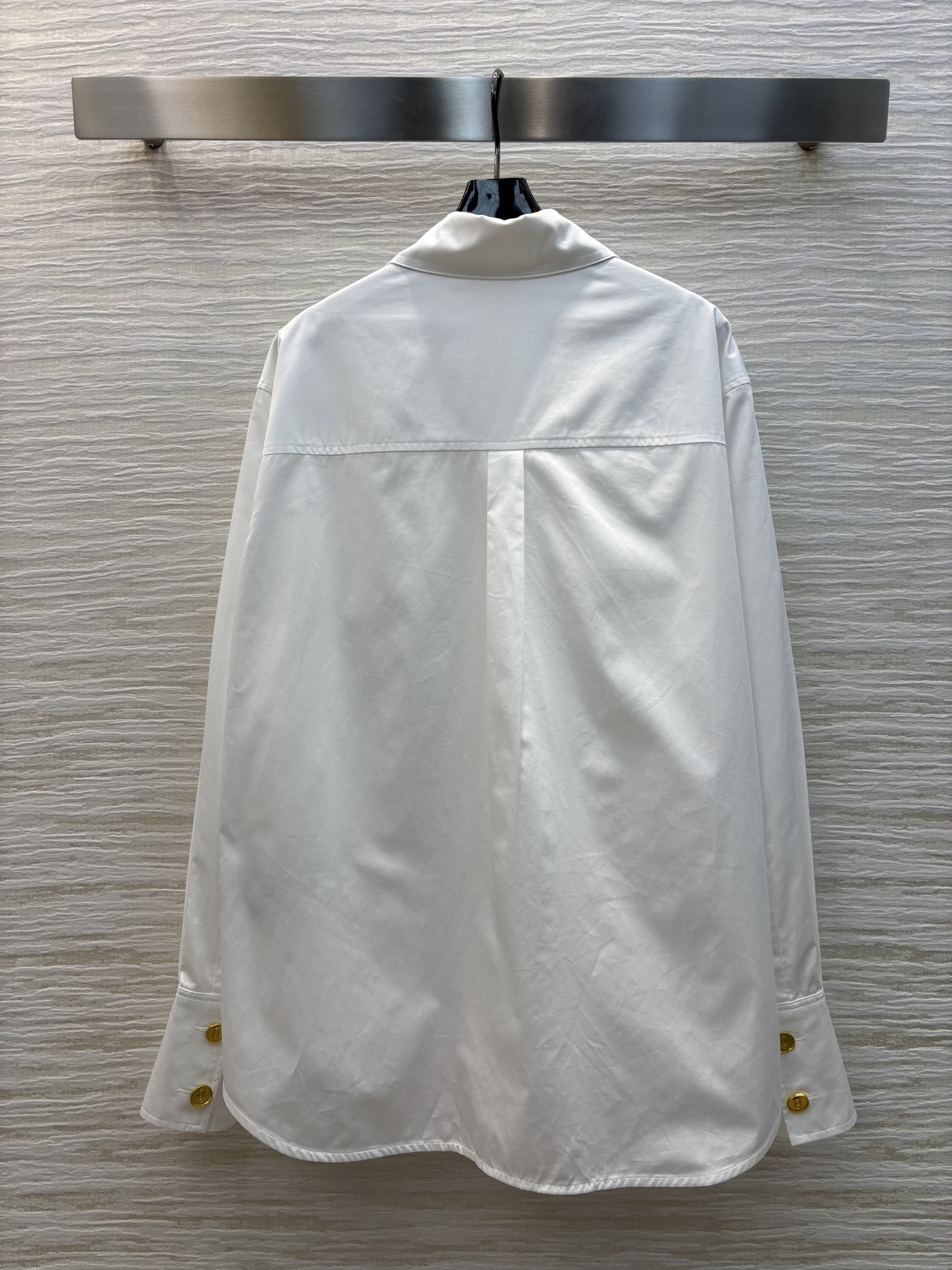 Sch家 25春夏新款 翻领水钻雨淋眼睛胸针装饰衬衫 胸针纯手工制作 非常精细   前短后长宽松版型 简