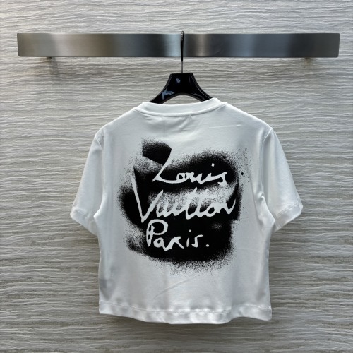 Elegante Camiseta Blanca Louis Vuitton con Logo en la Espalda para Mujer 1 Elegante Camiseta Blanca Louis Vuitton con Logo en la Espalda para Mujer