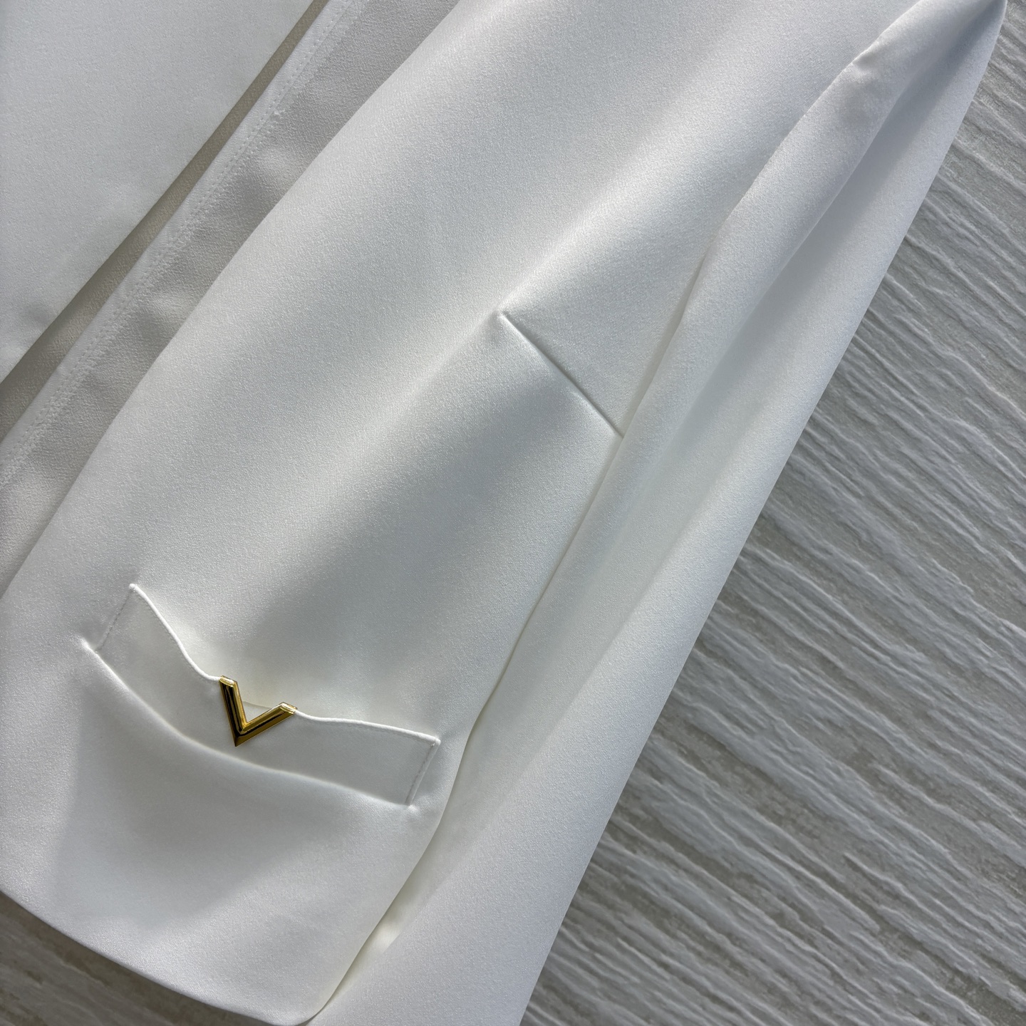 Valentino Women's White Cropped Blazer with Metal V Detail, Elegant Style 8 i1741177129162 6171 0 6