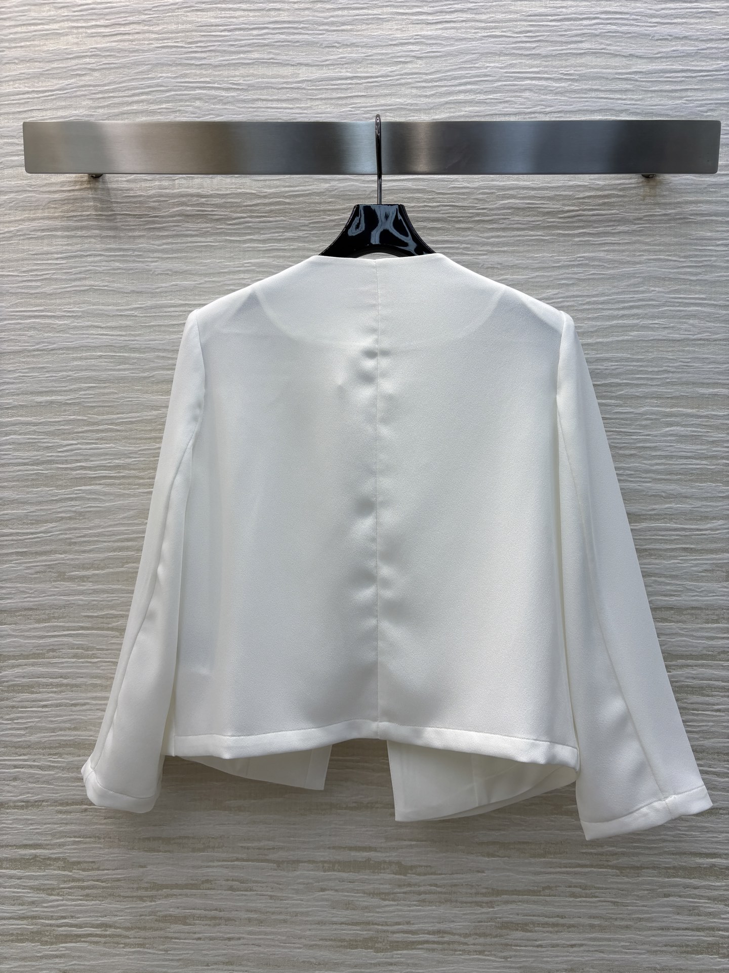 Valentino Women's White Cropped Blazer with Metal V Detail, Elegant Style 9 i1741177129219 4080 0 7