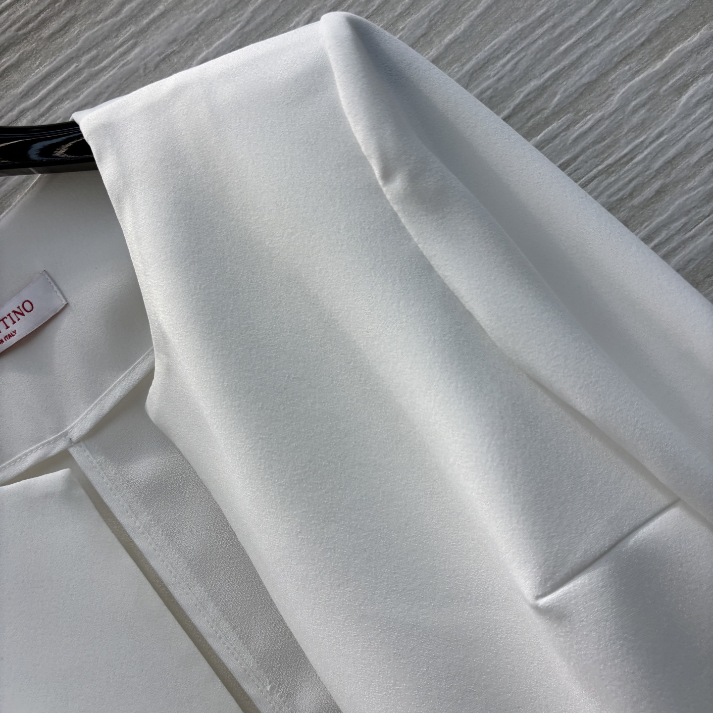 Valentino Women's White Cropped Blazer with Metal V Detail, Elegant Style 5 i1741177130354 7822 0 3