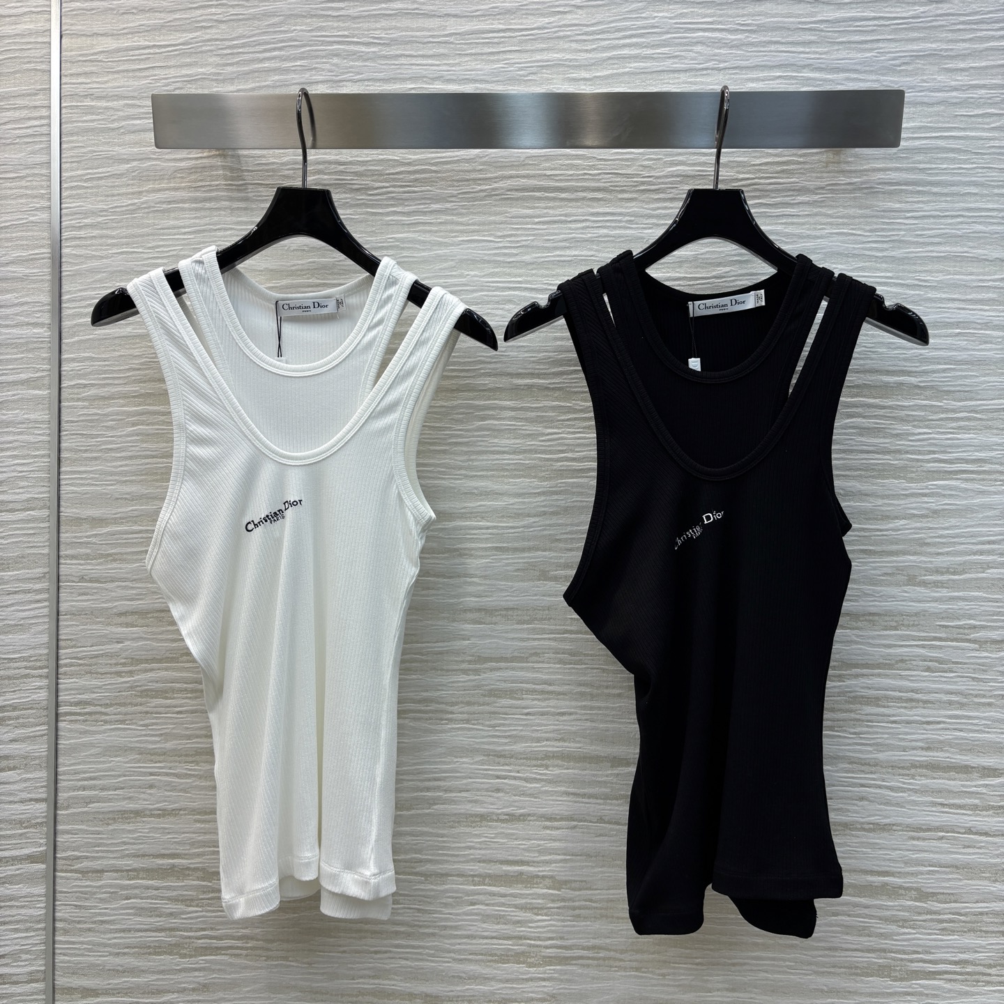Dior Sleeveless Knit Tank Top with Logo | Stylish and Comfortable 2 i1741692246042 5592 0 0