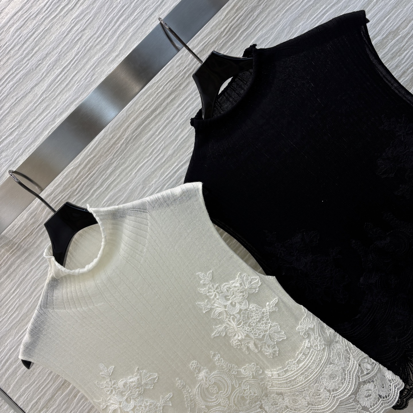 Handmade Lace Vests and Woolen Twirls: Fashionable Monotrons in Two Colors. - 图片 4