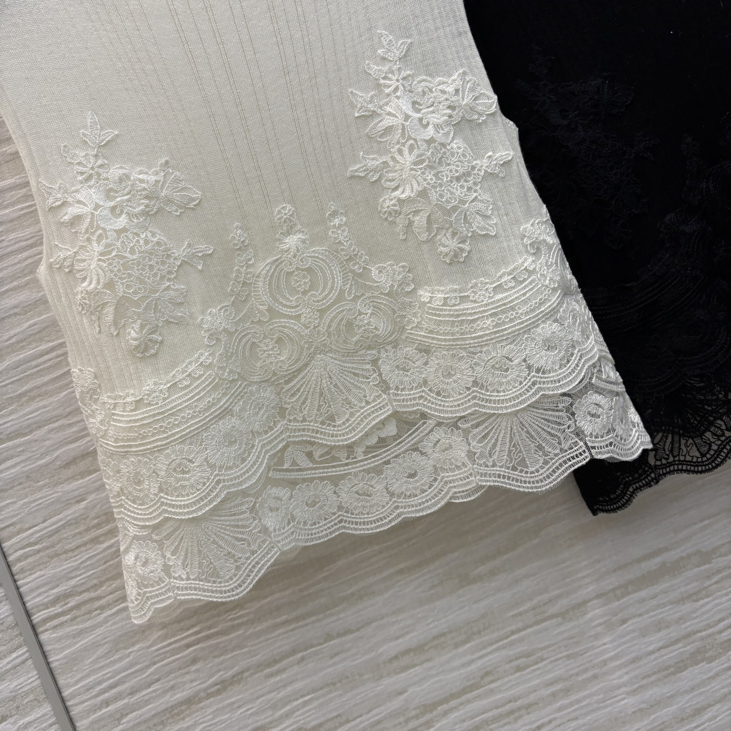 Handmade Lace Vests and Woolen Twirls: Fashionable Monotrons in Two Colors. - 图片 5