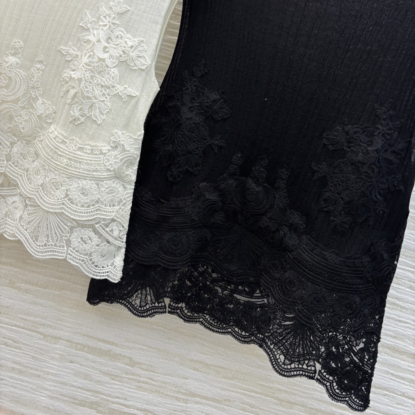 Handmade Lace Vests and Woolen Twirls: Fashionable Monotrons in Two Colors. - 图片 7