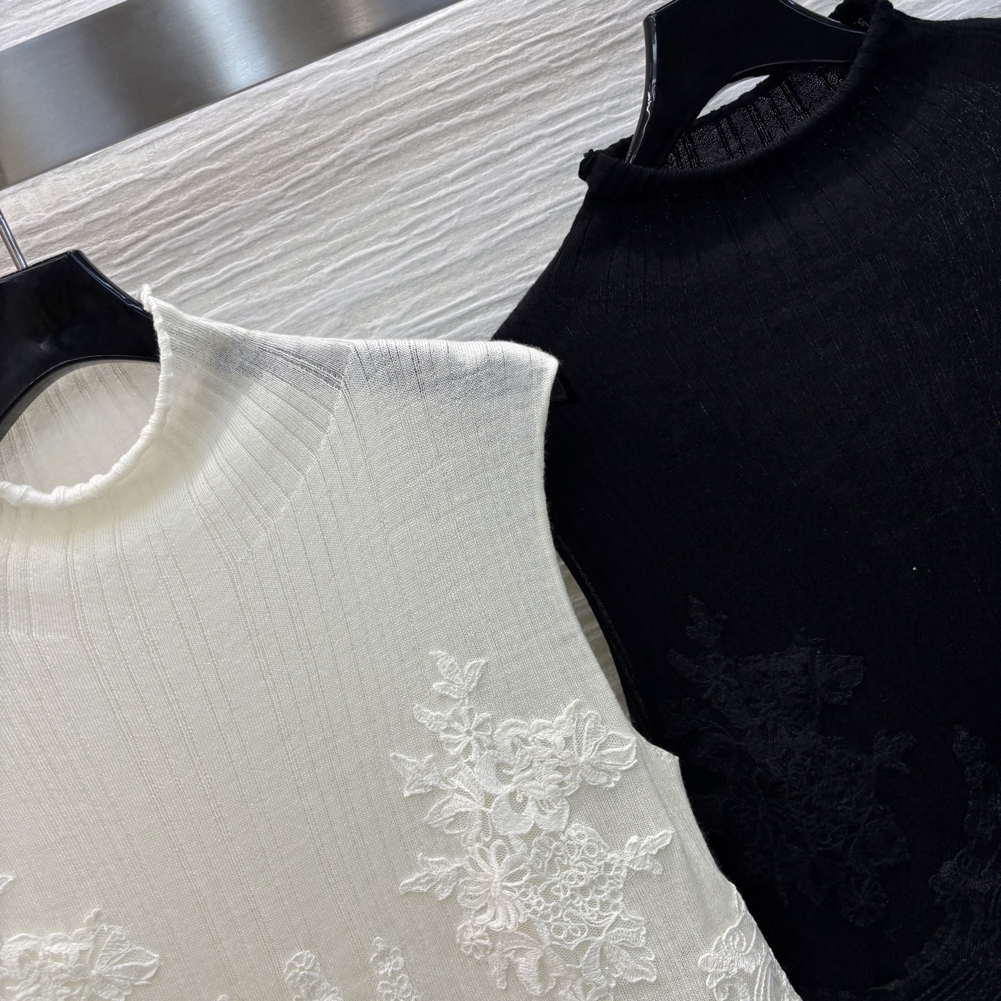 Handmade Lace Vests and Woolen Twirls: Fashionable Monotrons in Two Colors. - 图片 6