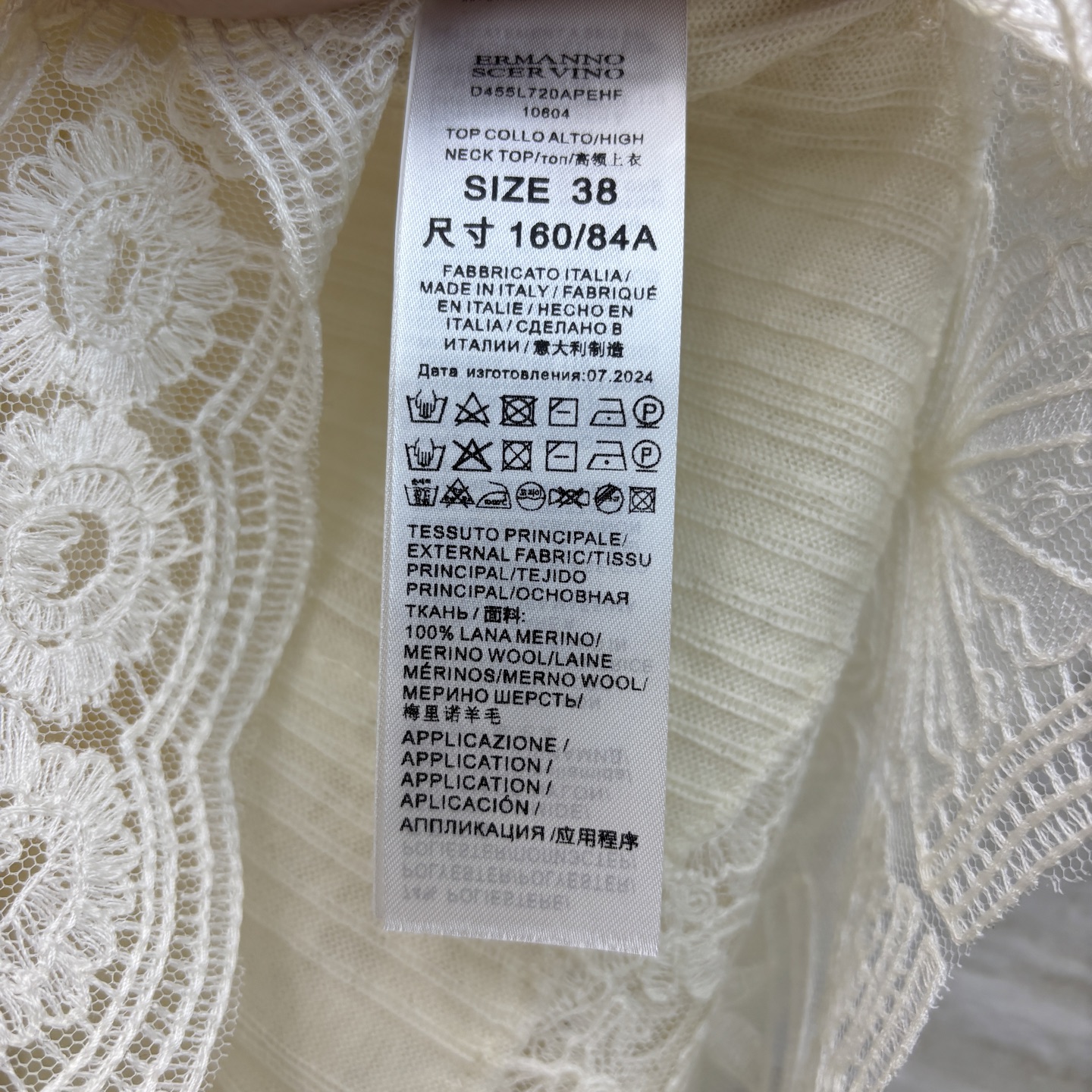 Handmade Lace Vests and Woolen Twirls: Fashionable Monotrons in Two Colors. - 图片 9