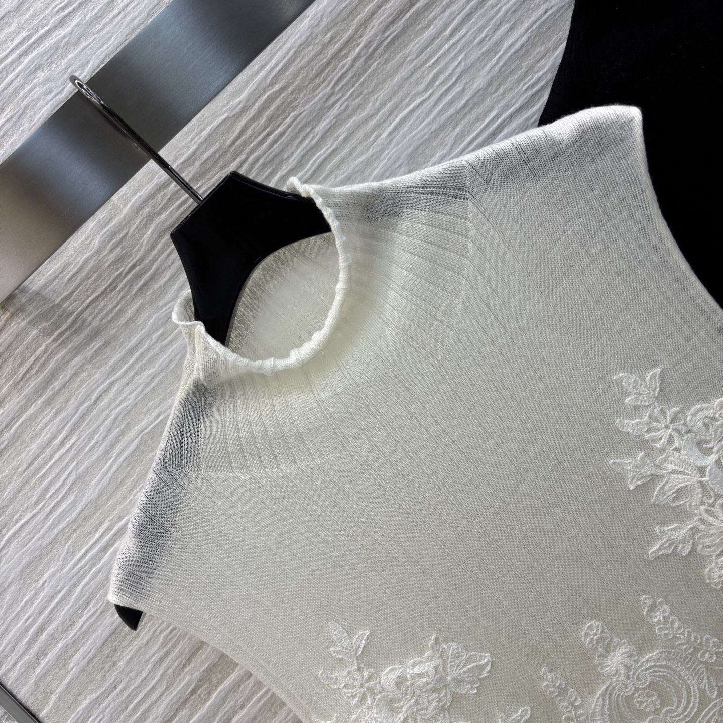 Handmade Lace Vests and Woolen Twirls: Fashionable Monotrons in Two Colors. - 图片 2
