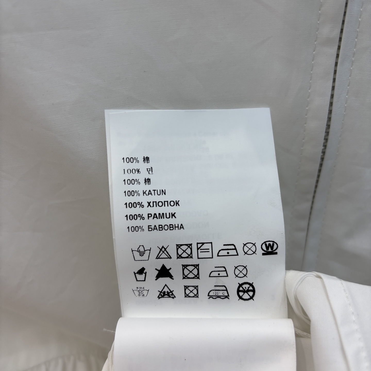 PD家 25春夏 吊带褶皱连衣裙 很适合夏天的裙子 度假也超级适合 拍起照片来自带美白滤镜感 采用纯棉面