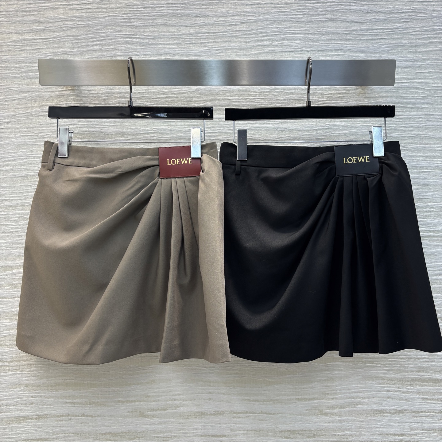 Loe家 25早春新款 褶皱logo皮革装饰短裙 侧拉链高腰logo皮革点缀 高腰皱褶设计 A字版型 上
