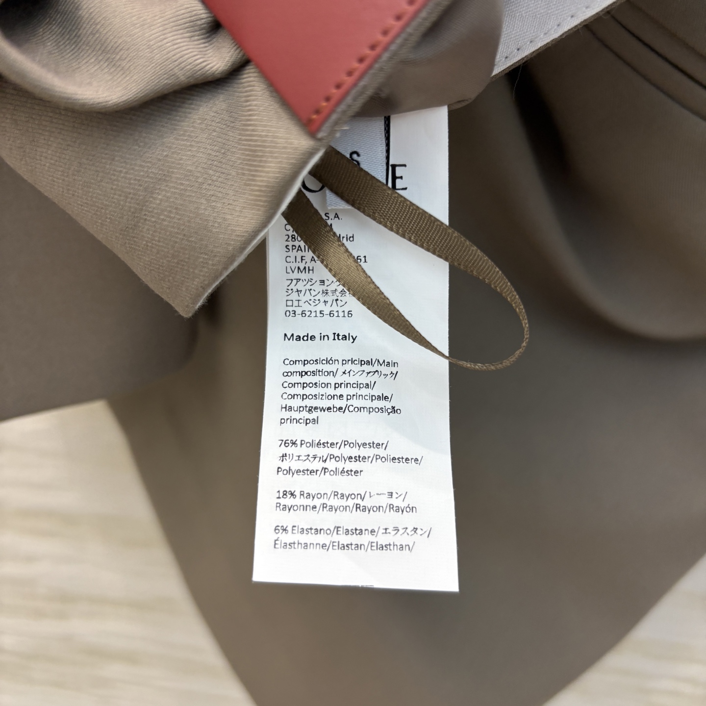 Loe家 25早春新款 褶皱logo皮革装饰短裙 侧拉链高腰logo皮革点缀 高腰皱褶设计 A字版型 上