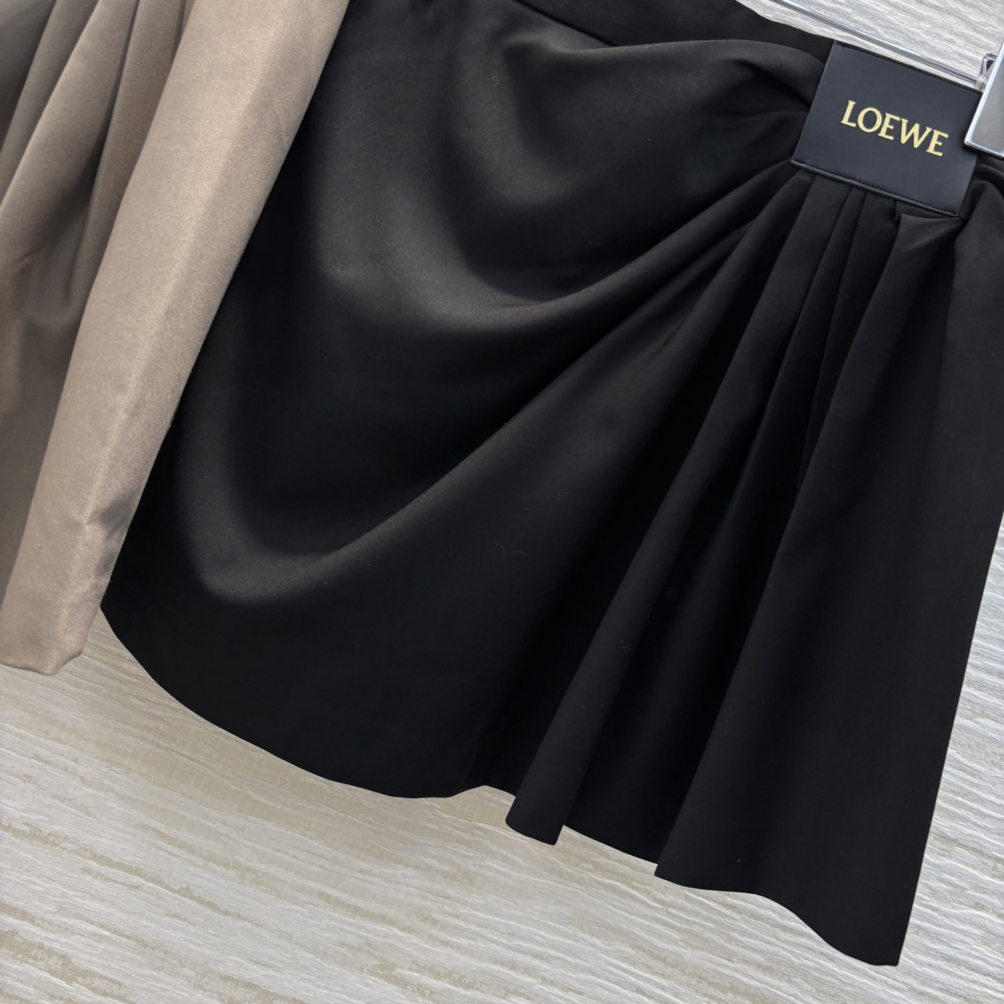 Loe家 25早春新款 褶皱logo皮革装饰短裙 侧拉链高腰logo皮革点缀 高腰皱褶设计 A字版型 上