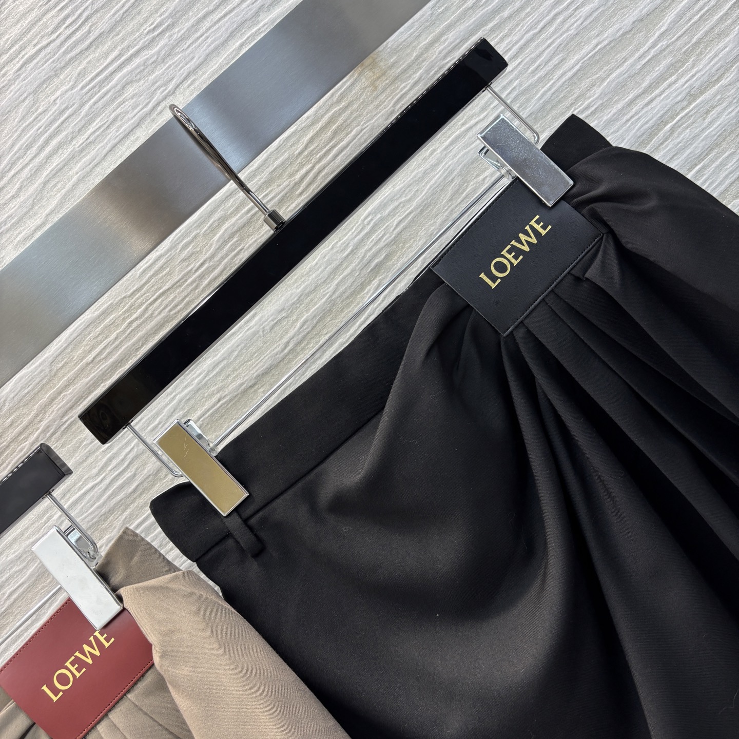 Loe家 25早春新款 褶皱logo皮革装饰短裙 侧拉链高腰logo皮革点缀 高腰皱褶设计 A字版型 上