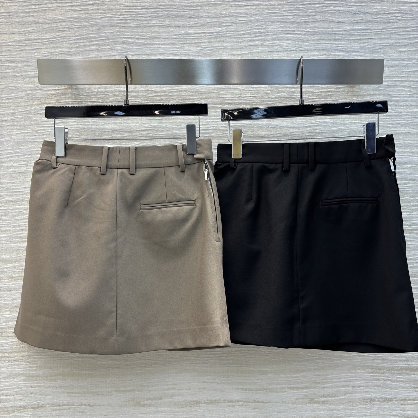 Loe家 25早春新款 褶皱logo皮革装饰短裙 侧拉链高腰logo皮革点缀 高腰皱褶设计 A字版型 上
