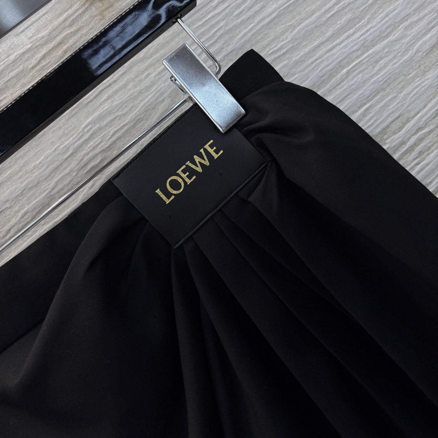 Loe家 25早春新款 褶皱logo皮革装饰短裙 侧拉链高腰logo皮革点缀 高腰皱褶设计 A字版型 上