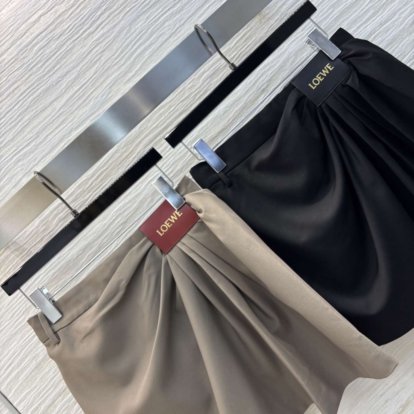 Loe家 25早春新款 褶皱logo皮革装饰短裙 侧拉链高腰logo皮革点缀 高腰皱褶设计 A字版型 上