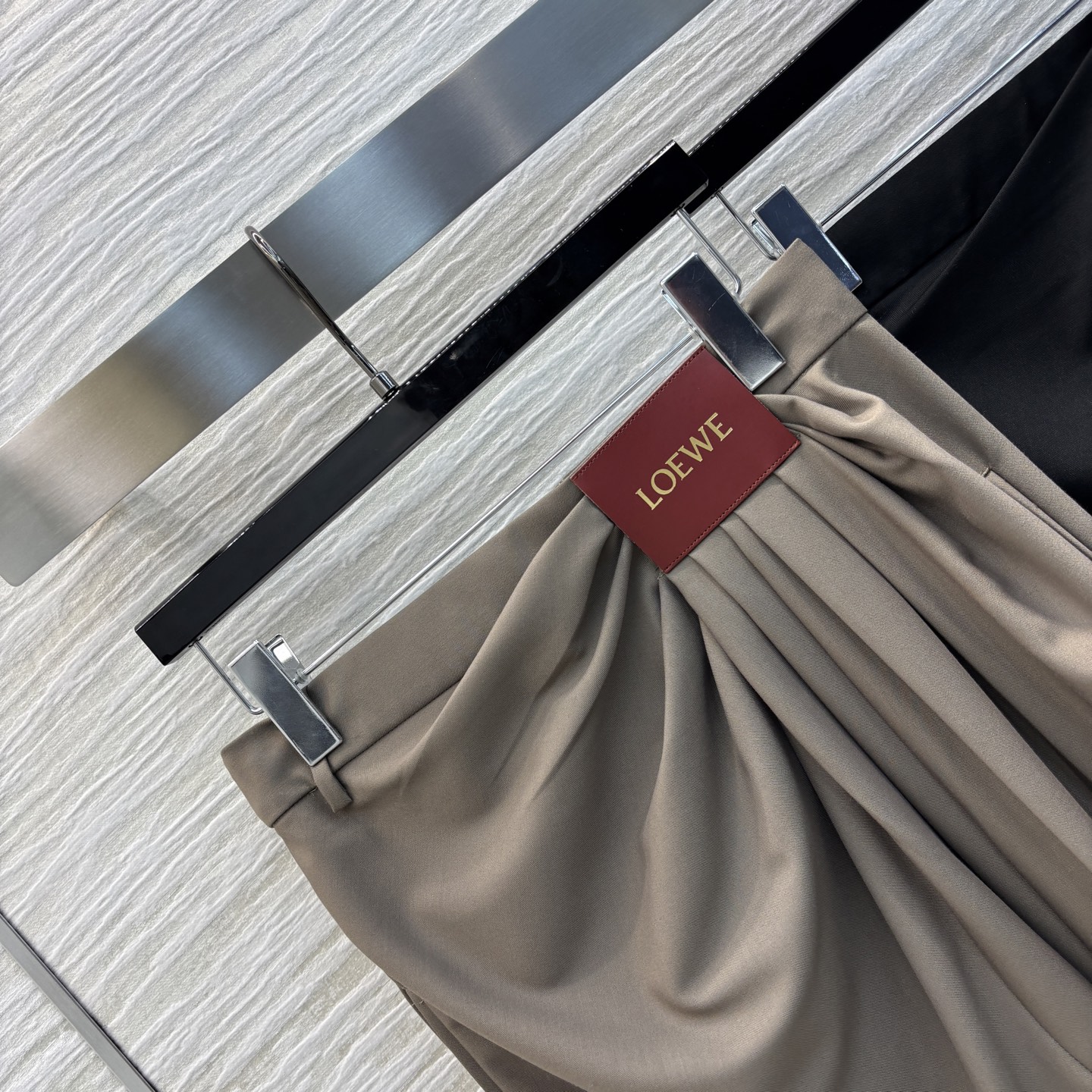 Loe家 25早春新款 褶皱logo皮革装饰阔腿裤 侧拉链高腰logo皮革点缀 高腰皱褶设计 宽松阔腿版