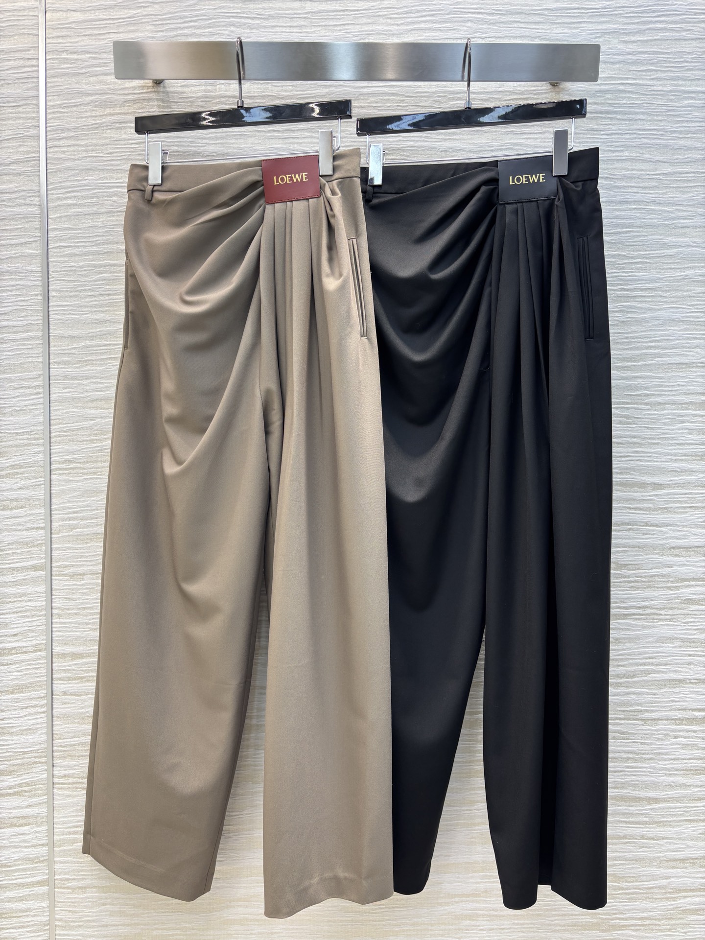 Loe家 25早春新款 褶皱logo皮革装饰阔腿裤 侧拉链高腰logo皮革点缀 高腰皱褶设计 宽松阔腿版