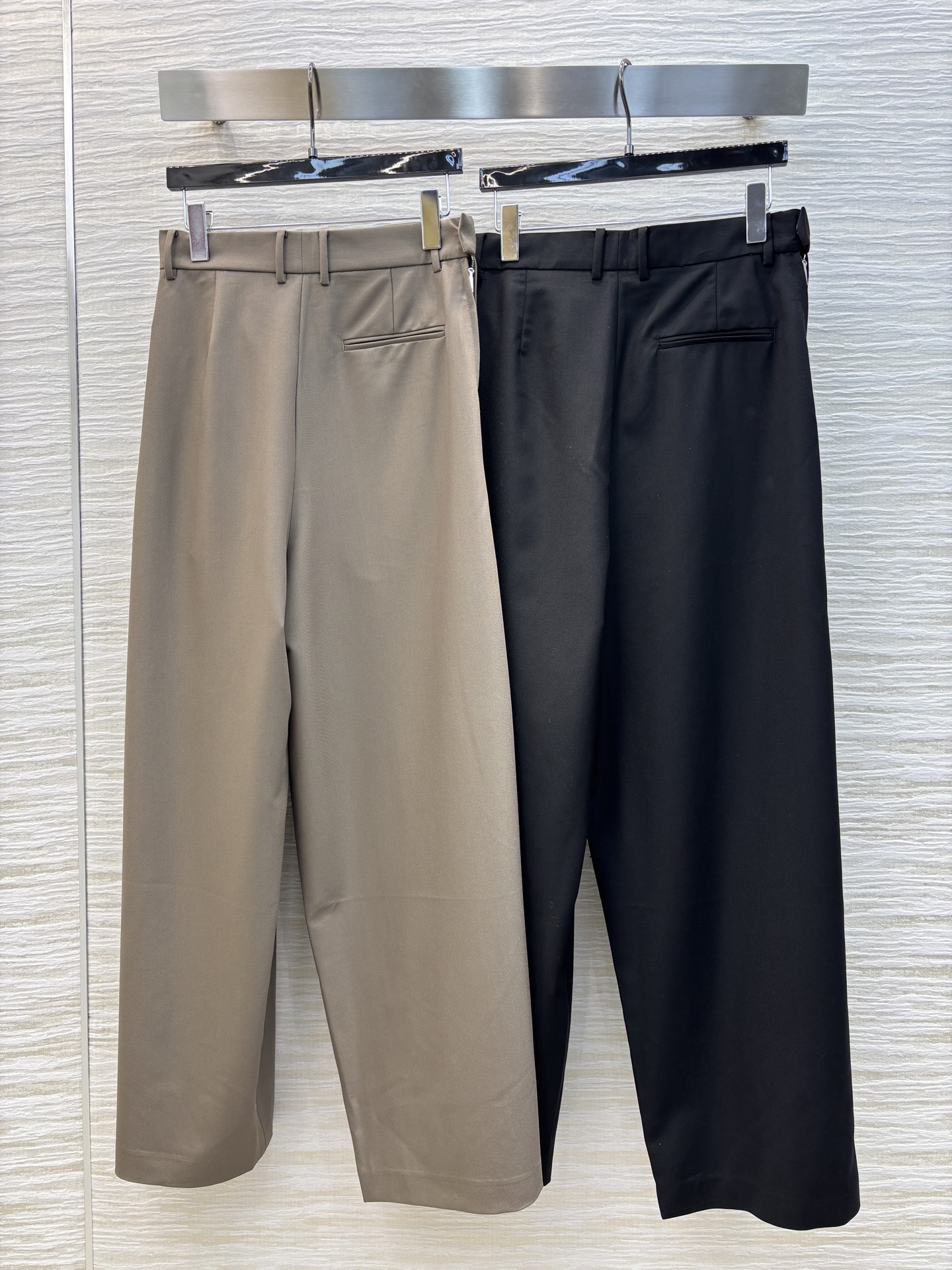 Loe家 25早春新款 褶皱logo皮革装饰阔腿裤 侧拉链高腰logo皮革点缀 高腰皱褶设计 宽松阔腿版