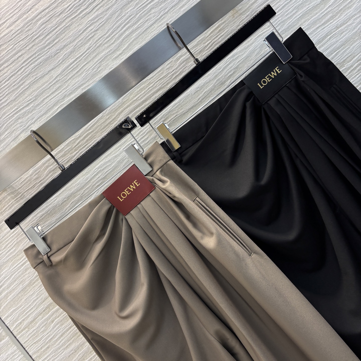 Loe家 25早春新款 褶皱logo皮革装饰阔腿裤 侧拉链高腰logo皮革点缀 高腰皱褶设计 宽松阔腿版
